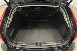 musta Volvo V60 2023 kuva 14.