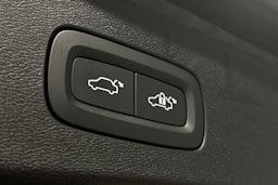 musta Volvo V60 2023 kuva 15.