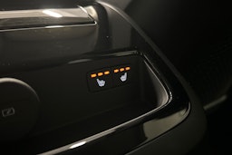 musta Volvo V60 2023 kuva 17.
