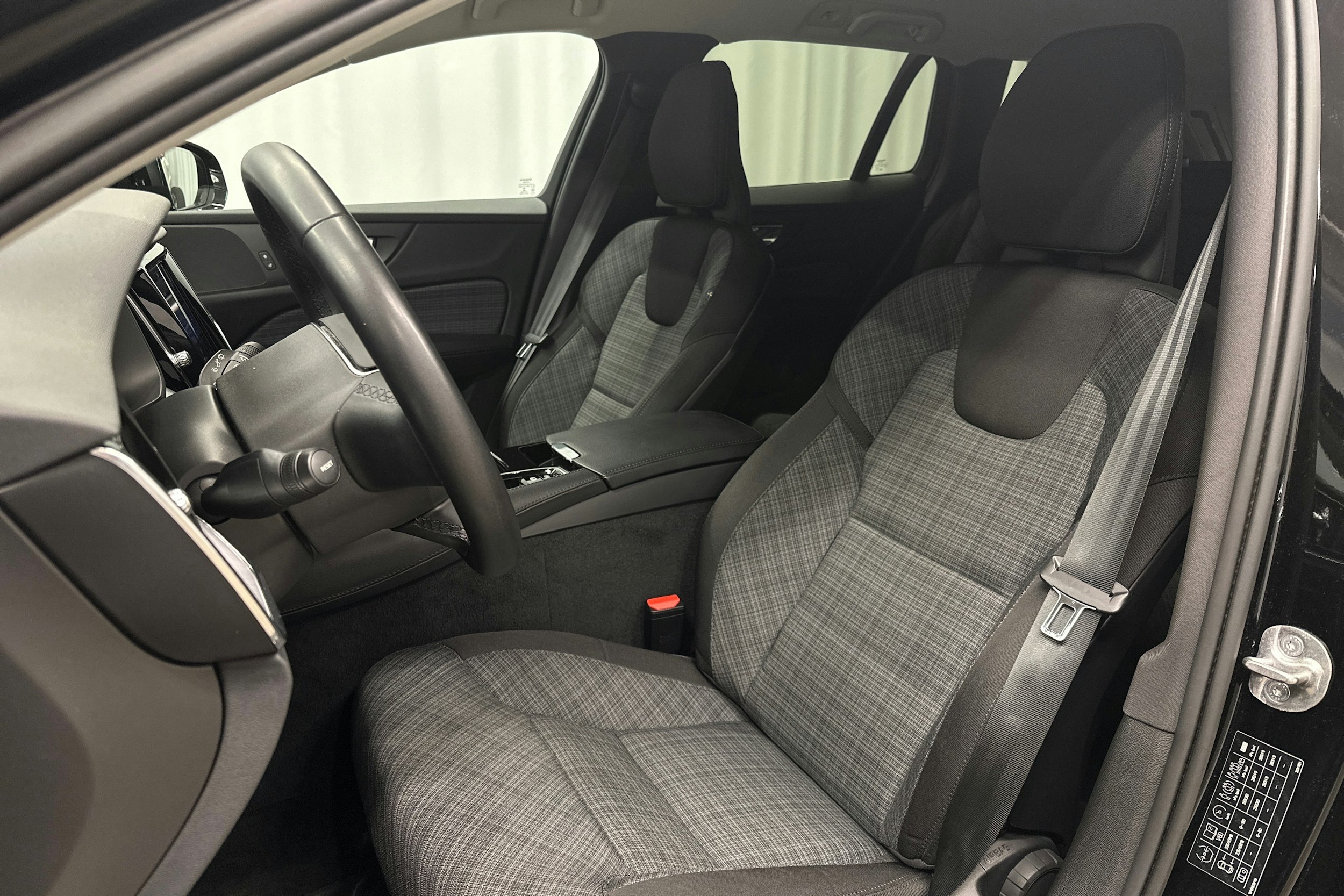 musta Volvo V60 2023 kuva 18.
