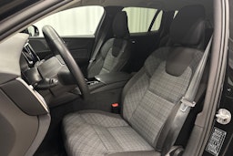 musta Volvo V60 2023 kuva 18.