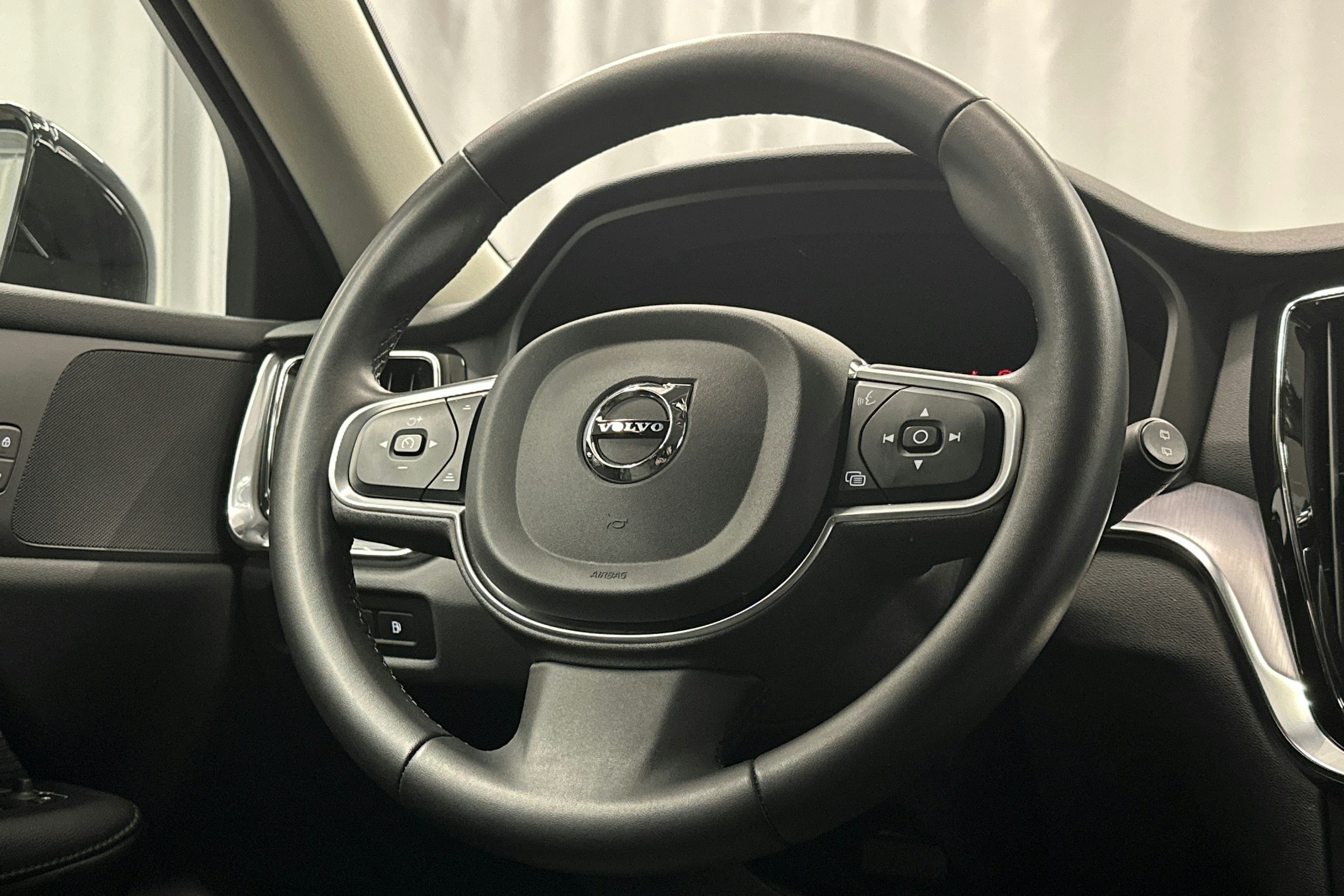 musta Volvo V60 2023 kuva 19.
