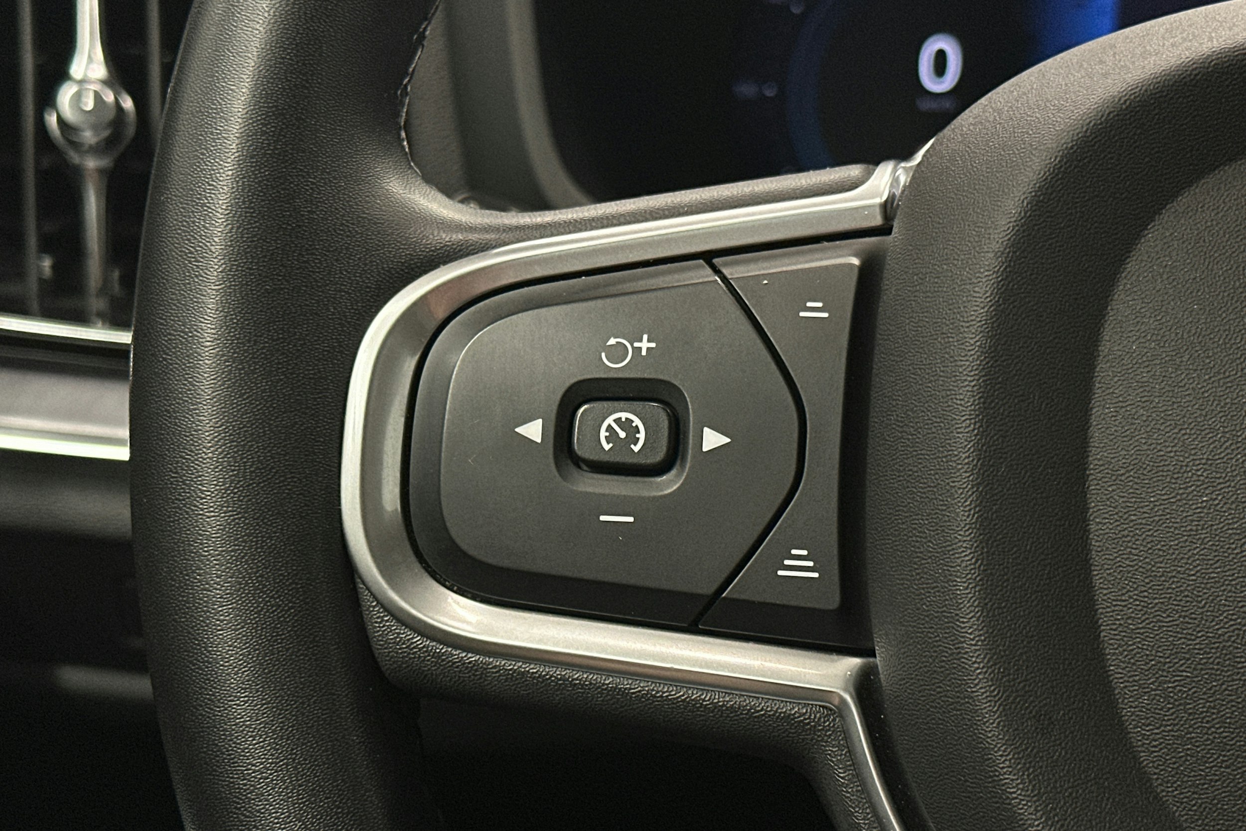 musta Volvo V60 2023 kuva 20.