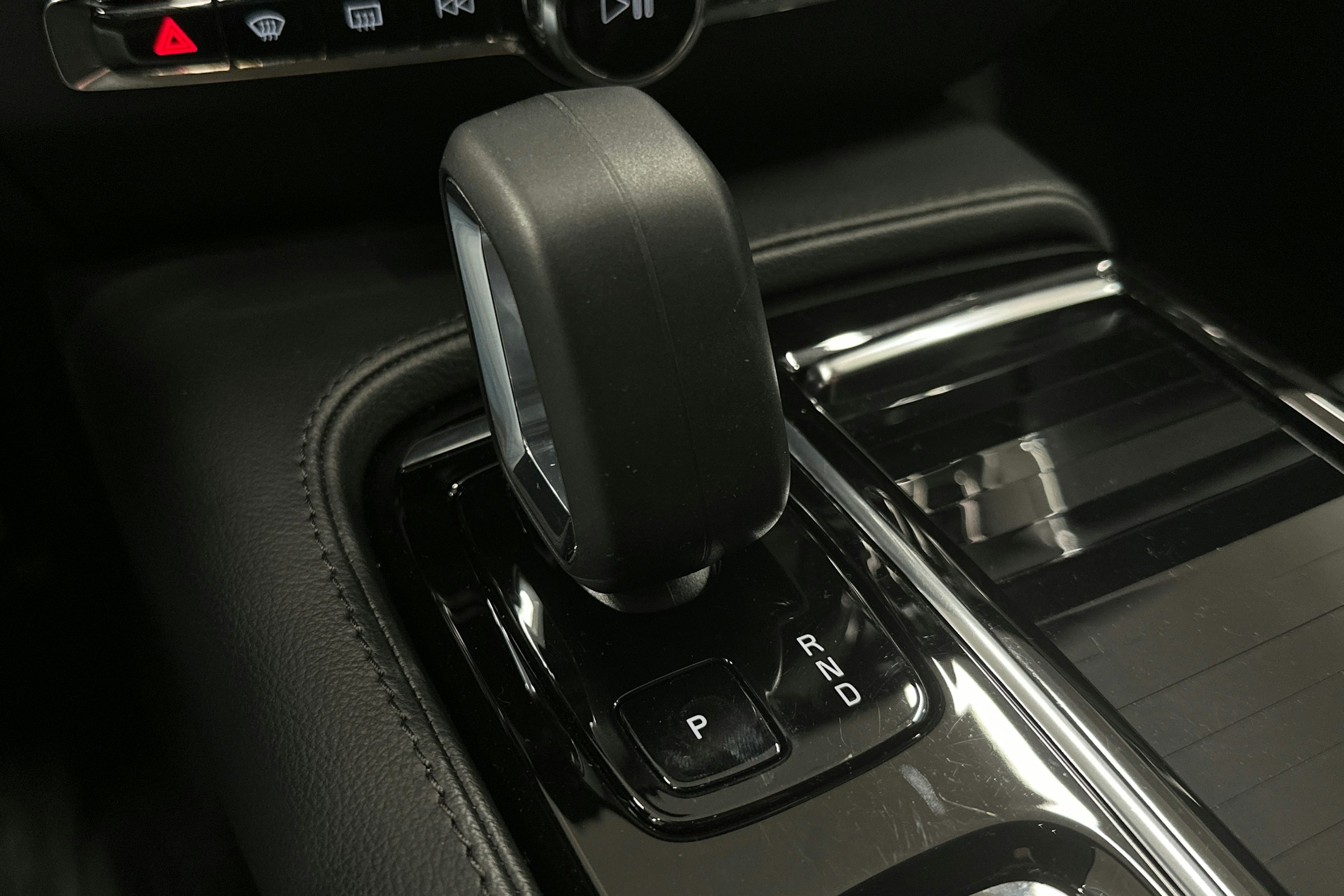 musta Volvo V60 2023 kuva 29.