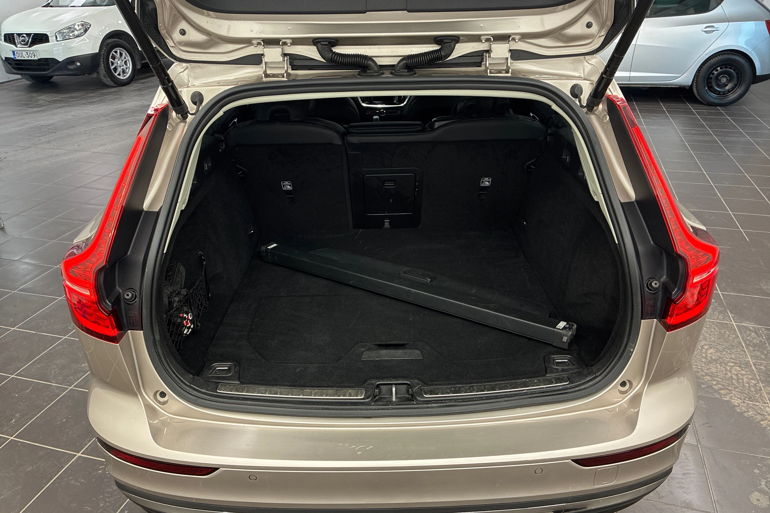 ruskea (beige) Volvo V60 2023 kuva 16.