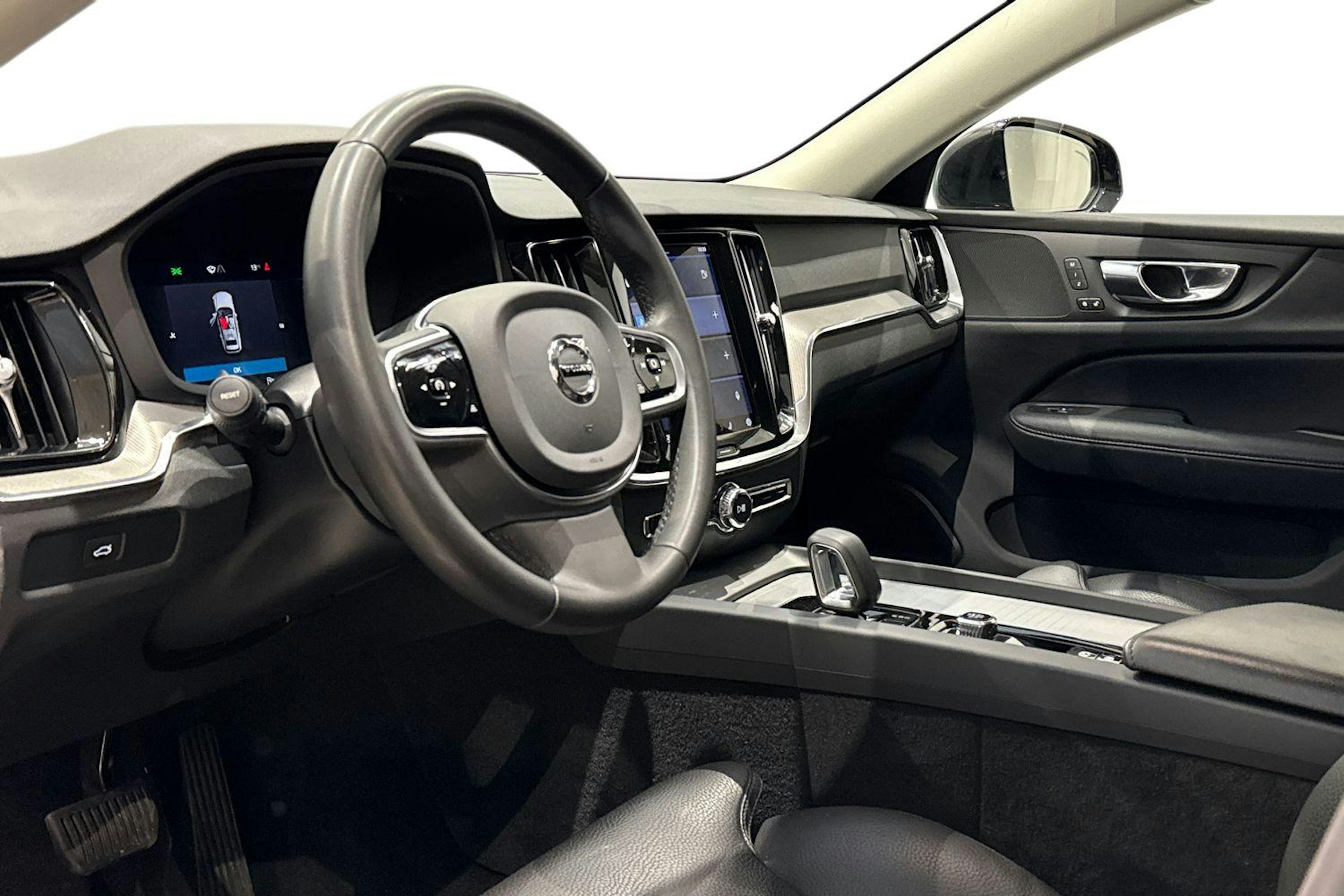 musta Volvo V60 2023 kuva 6.