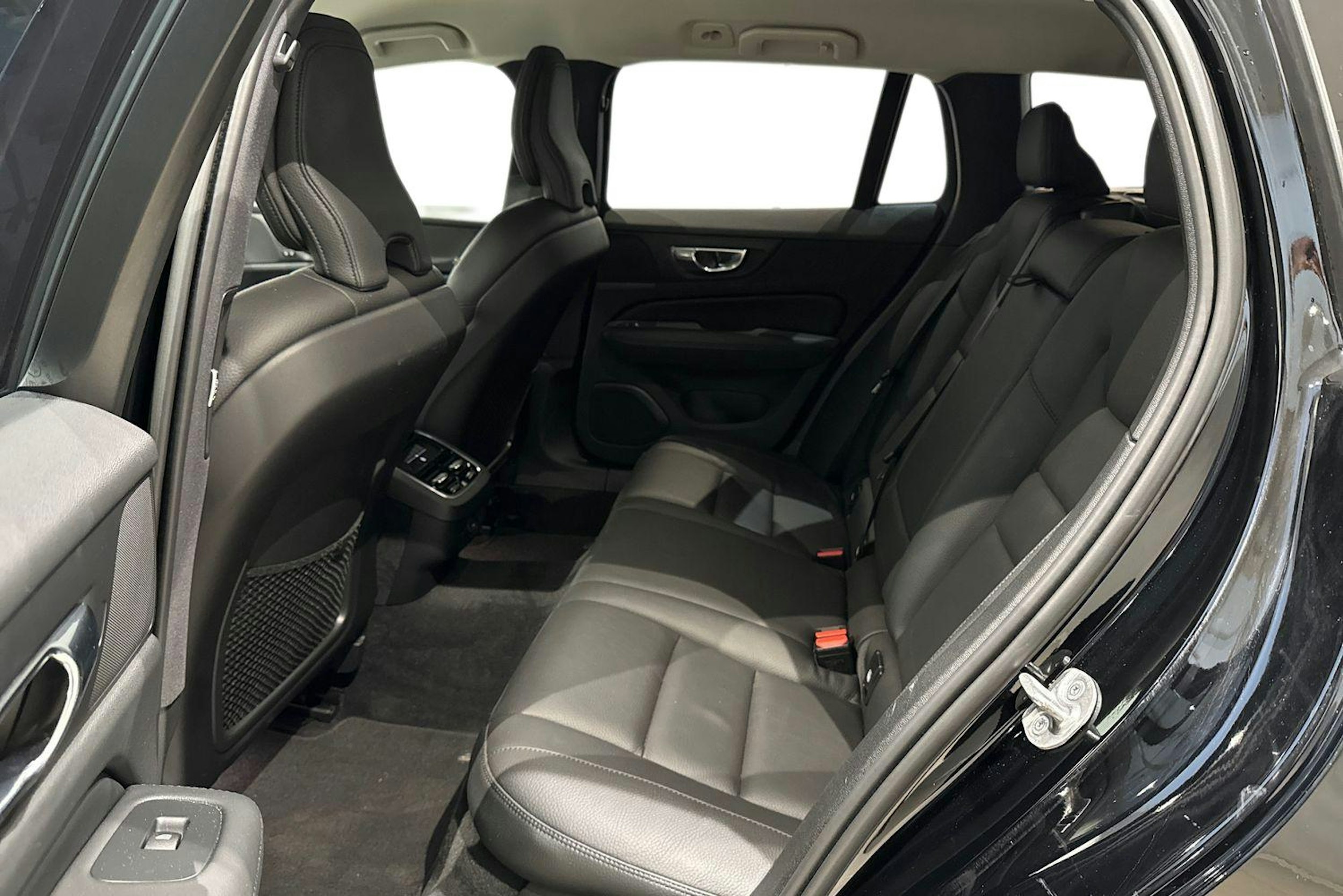 musta Volvo V60 2023 kuva 8.