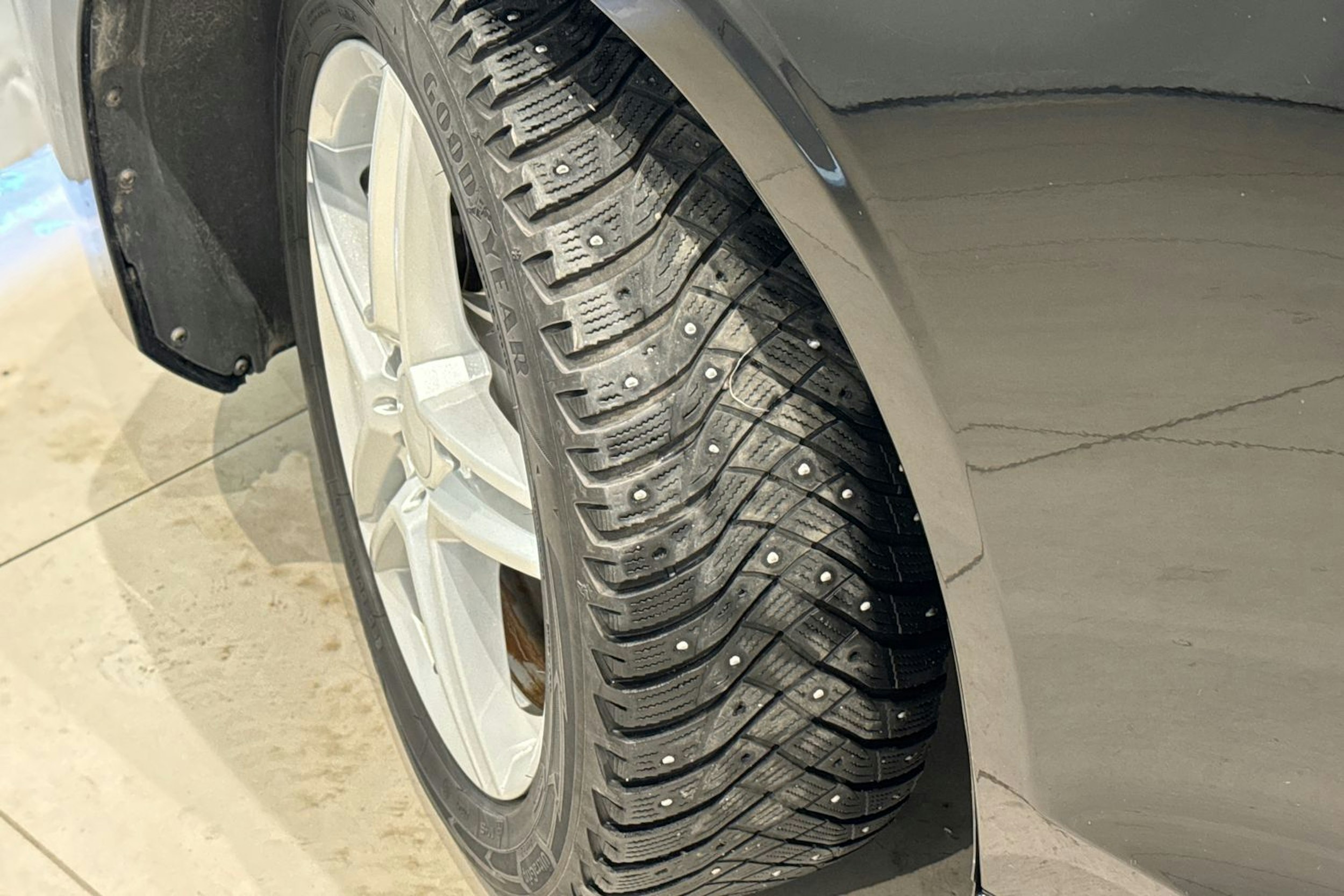 musta Volvo V60 2023 kuva 10.