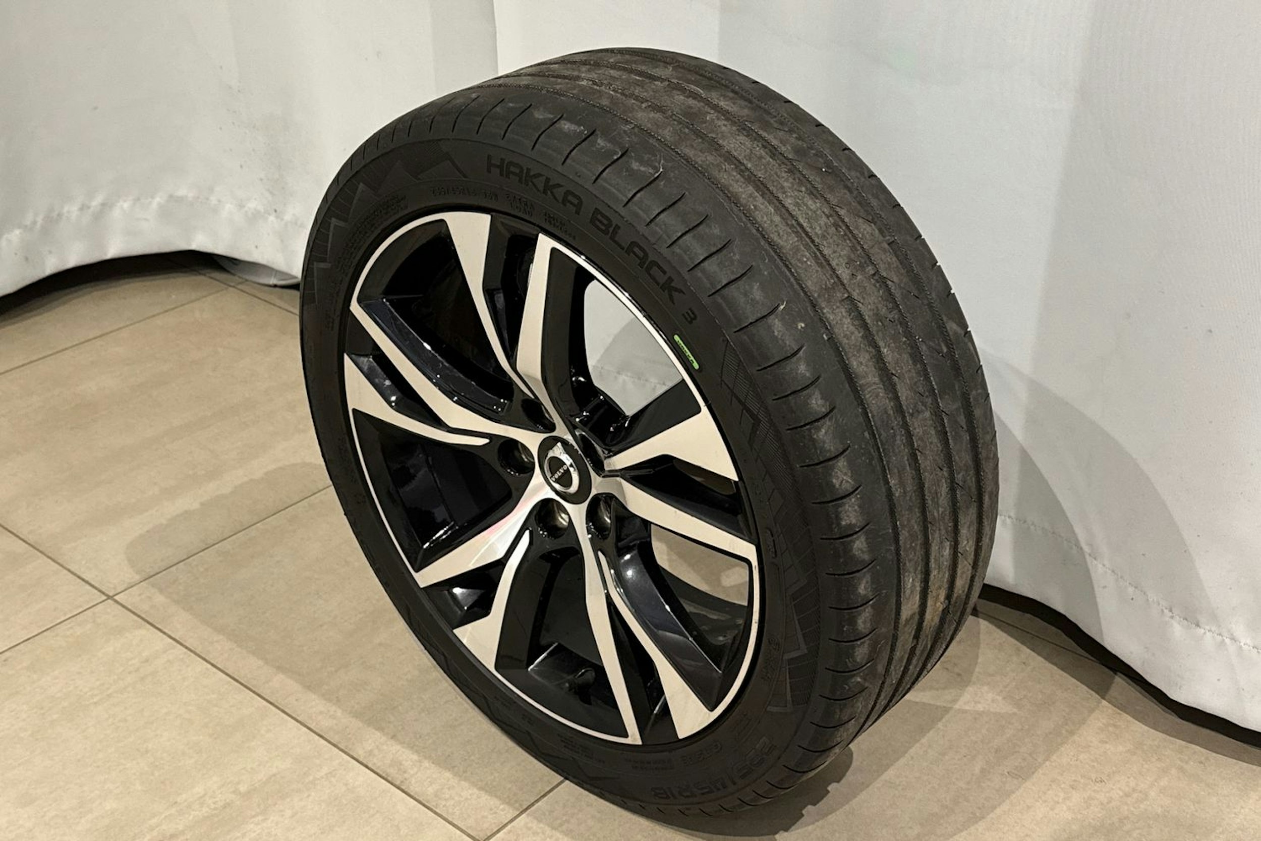 musta Volvo V60 2023 kuva 11.