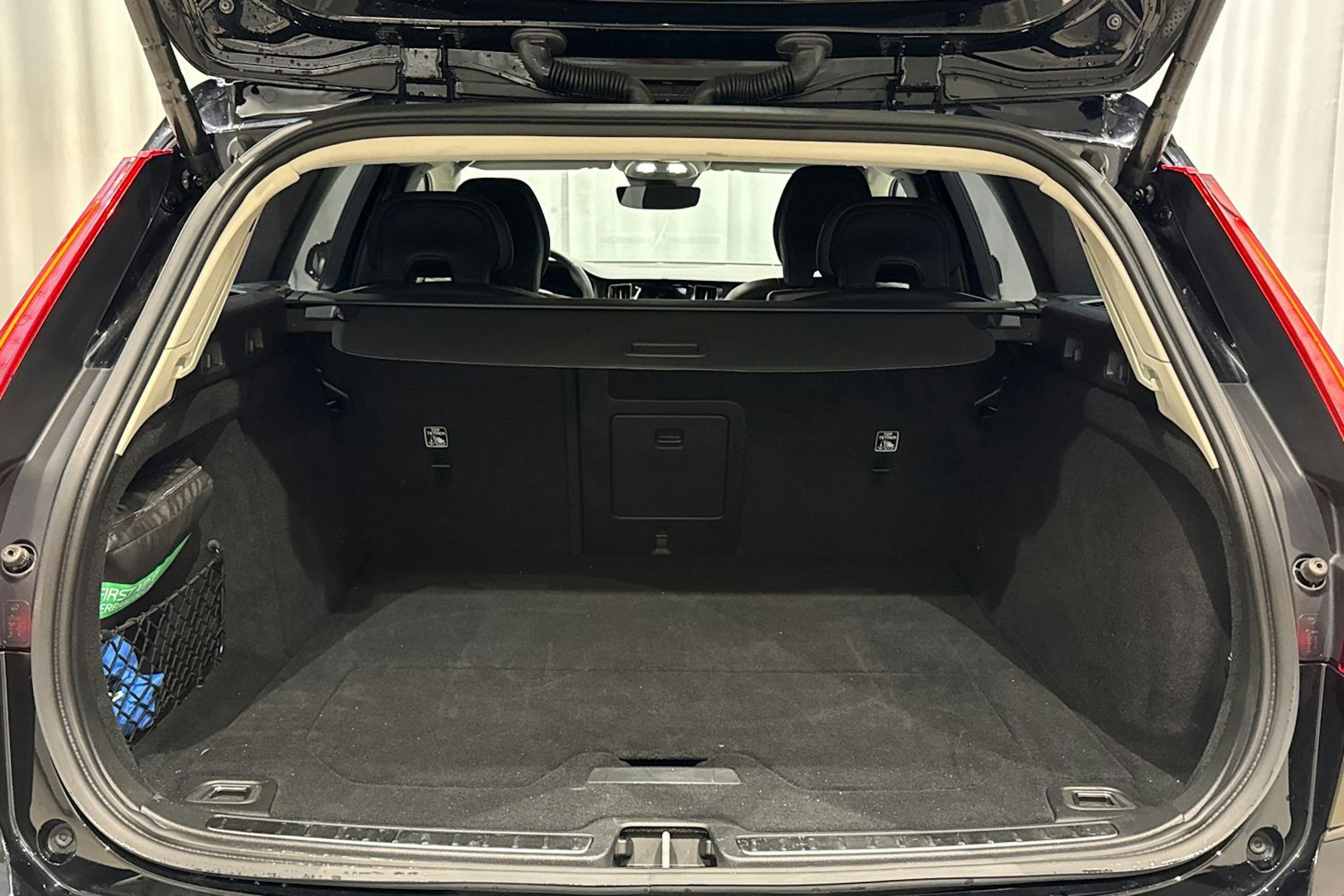 musta Volvo V60 2023 kuva 12.