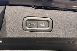 musta Volvo V60 2023 kuva 13.