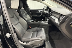 musta Volvo V60 2023 kuva 14.