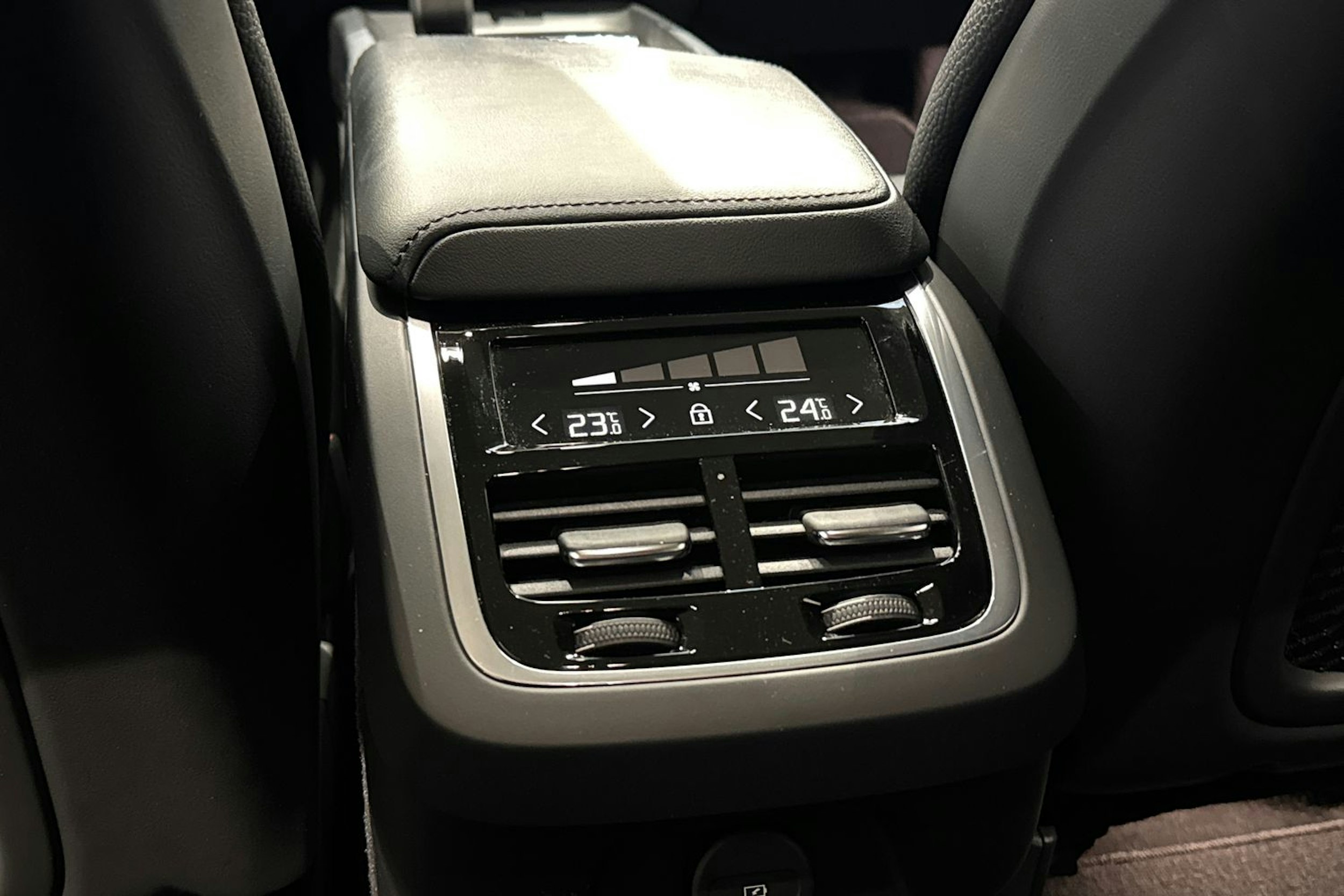 musta Volvo V60 2023 kuva 15.