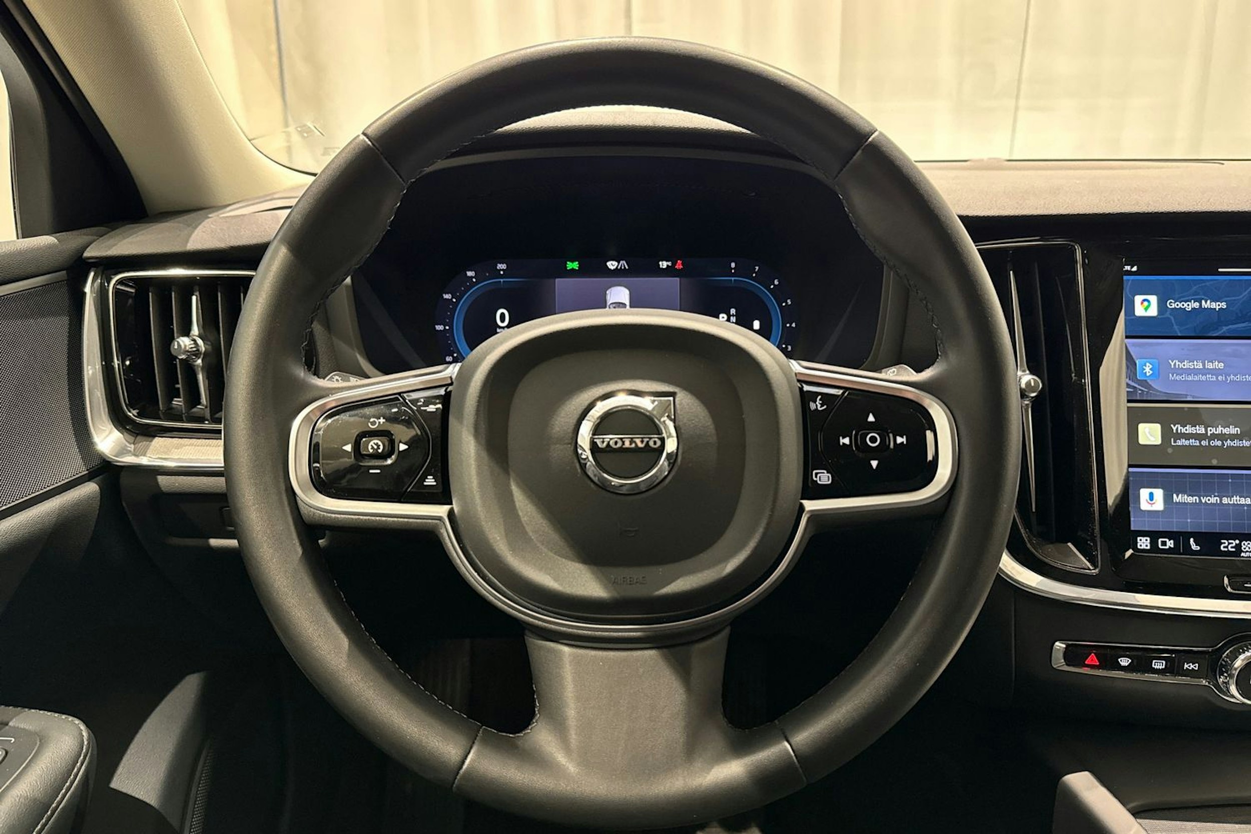 musta Volvo V60 2023 kuva 16.