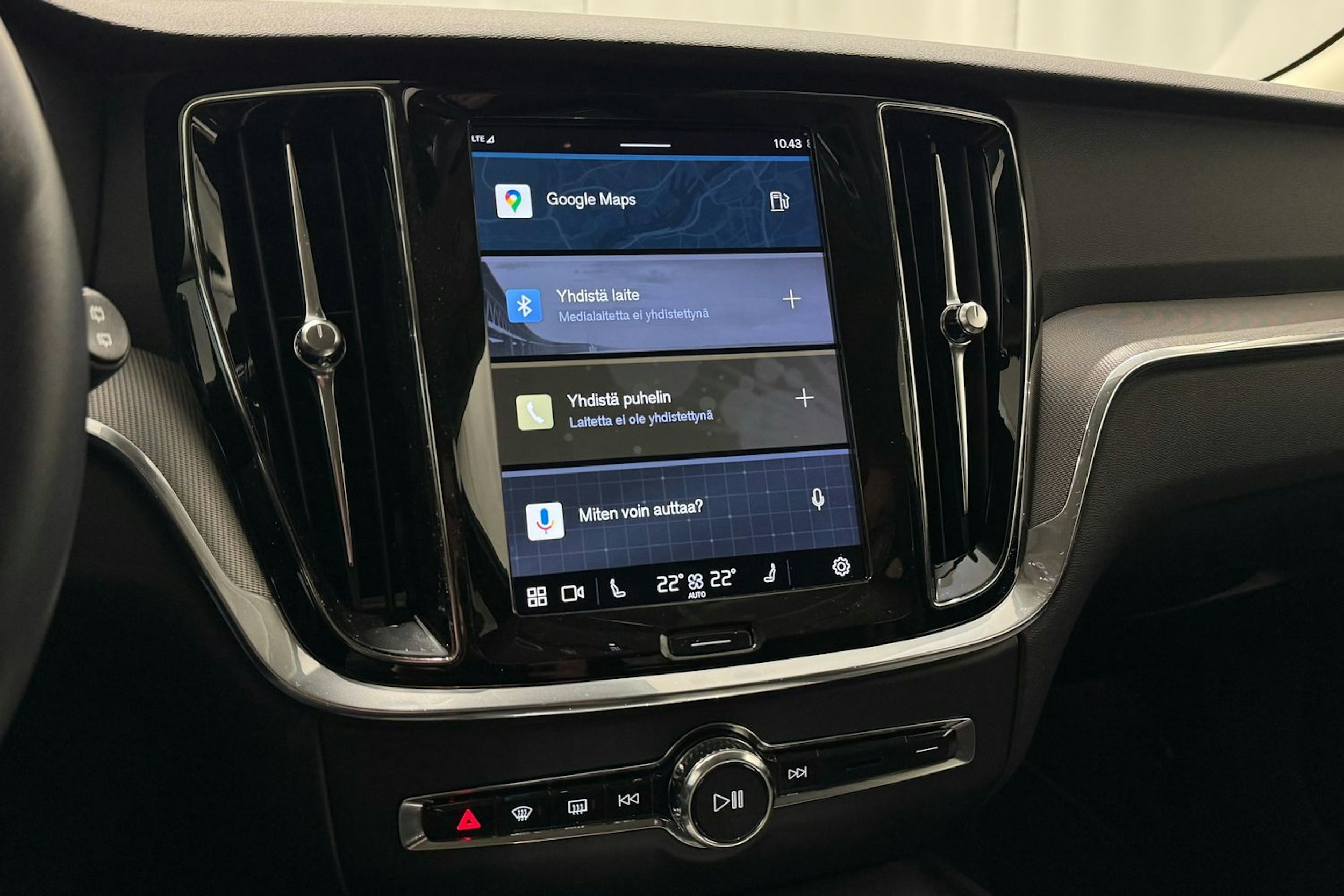 musta Volvo V60 2023 kuva 18.