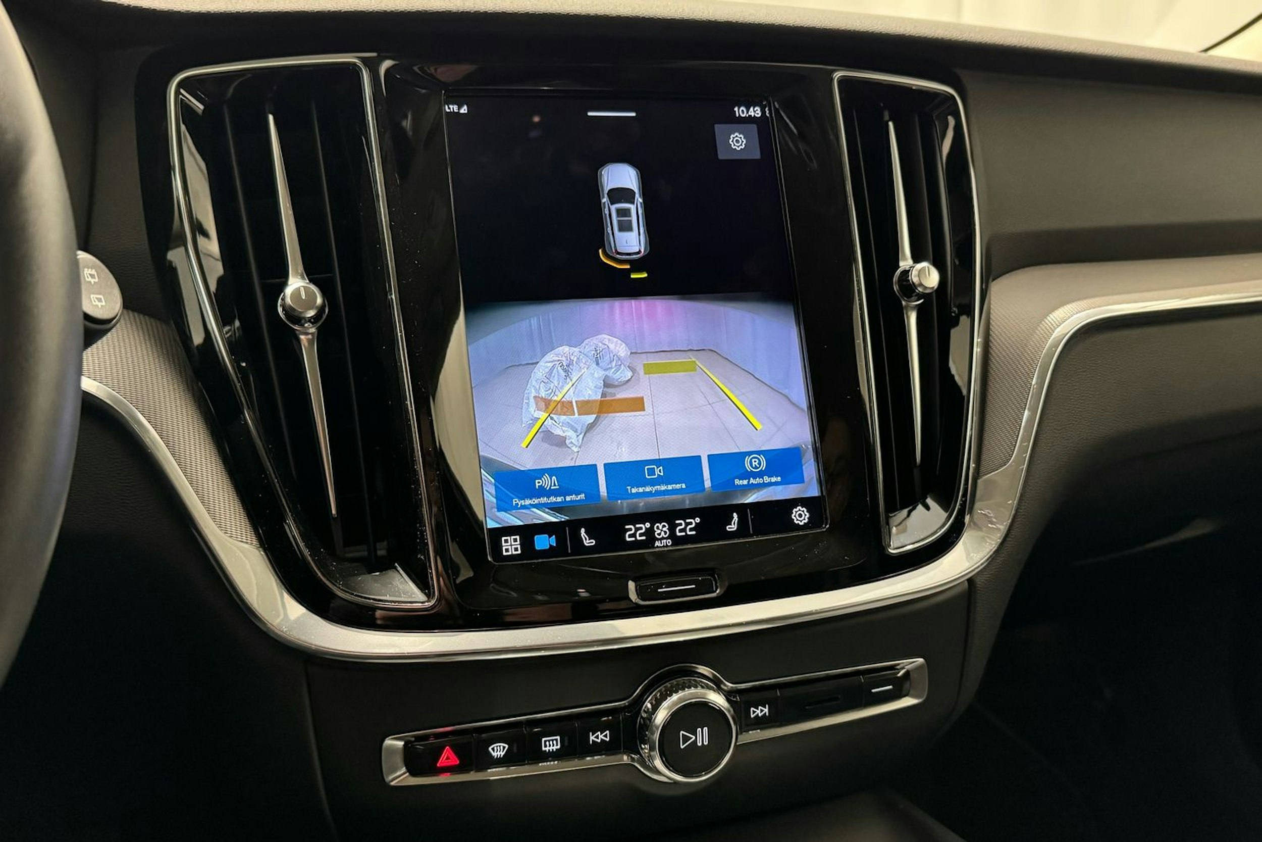 musta Volvo V60 2023 kuva 19.