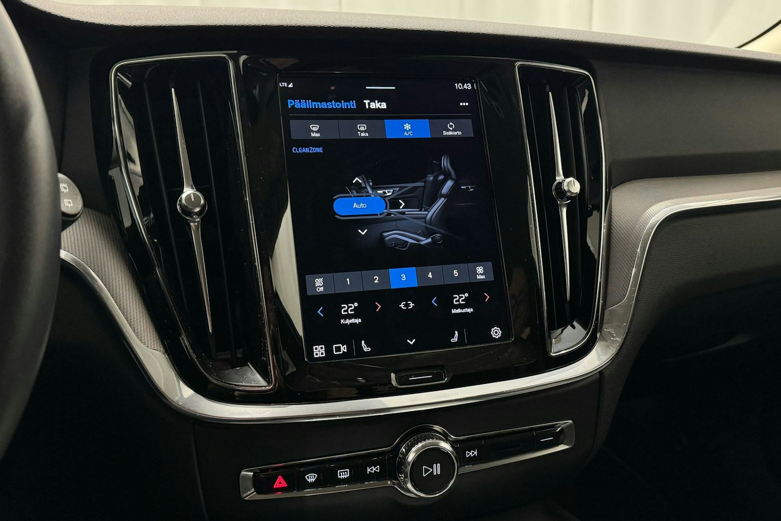 musta Volvo V60 2023 kuva 20.