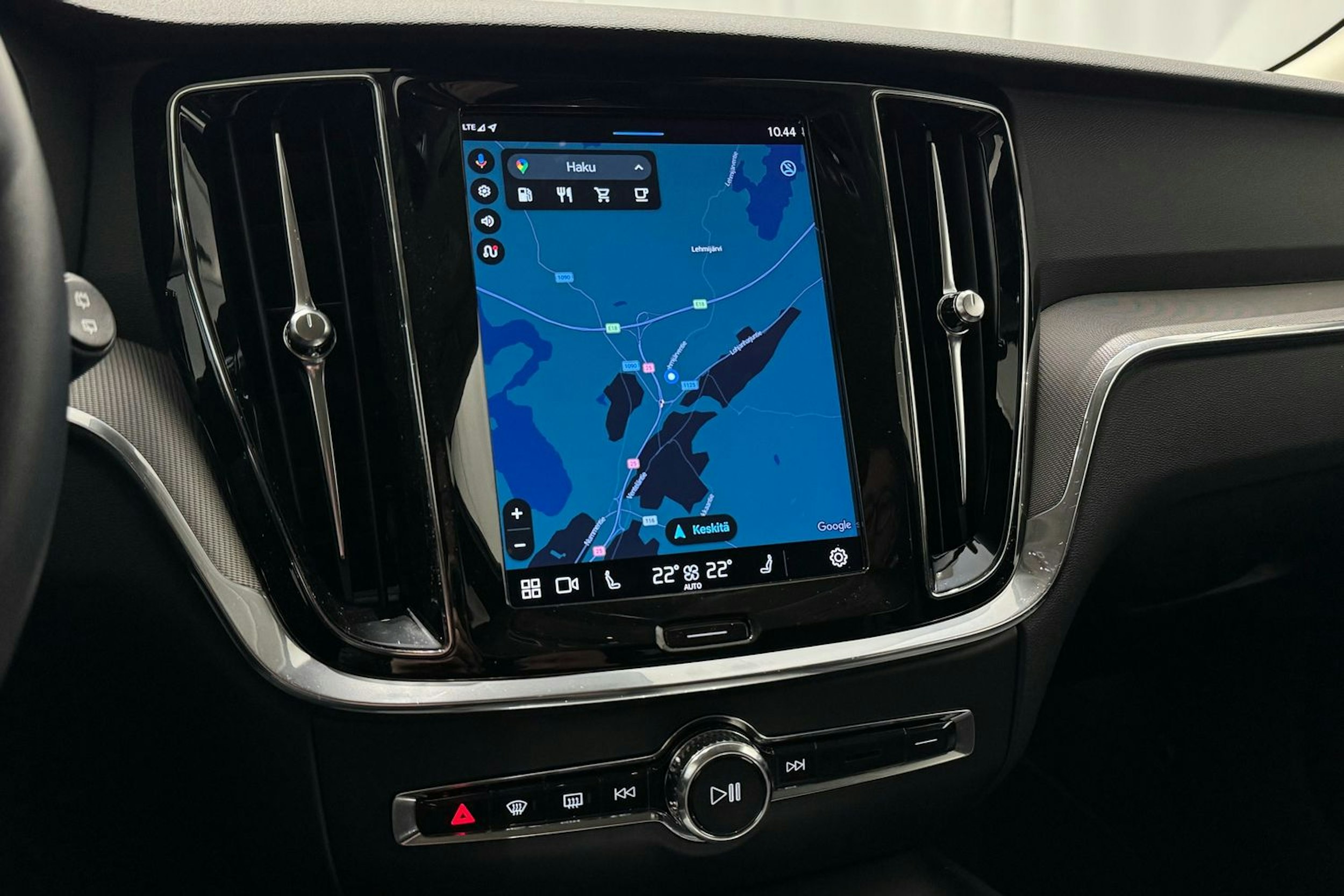 musta Volvo V60 2023 kuva 22.