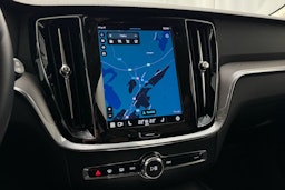 musta Volvo V60 2023 kuva 22.