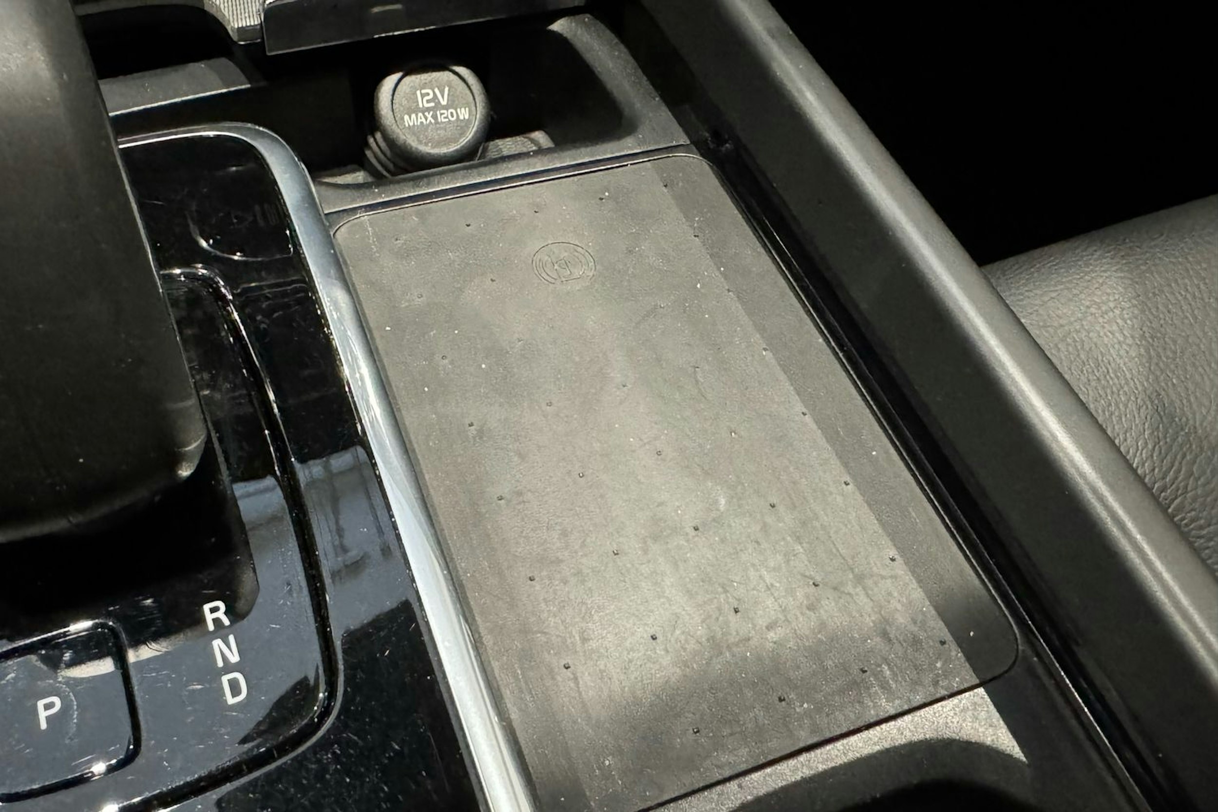 musta Volvo V60 2023 kuva 25.