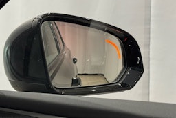 musta Volvo V60 2023 kuva 26.