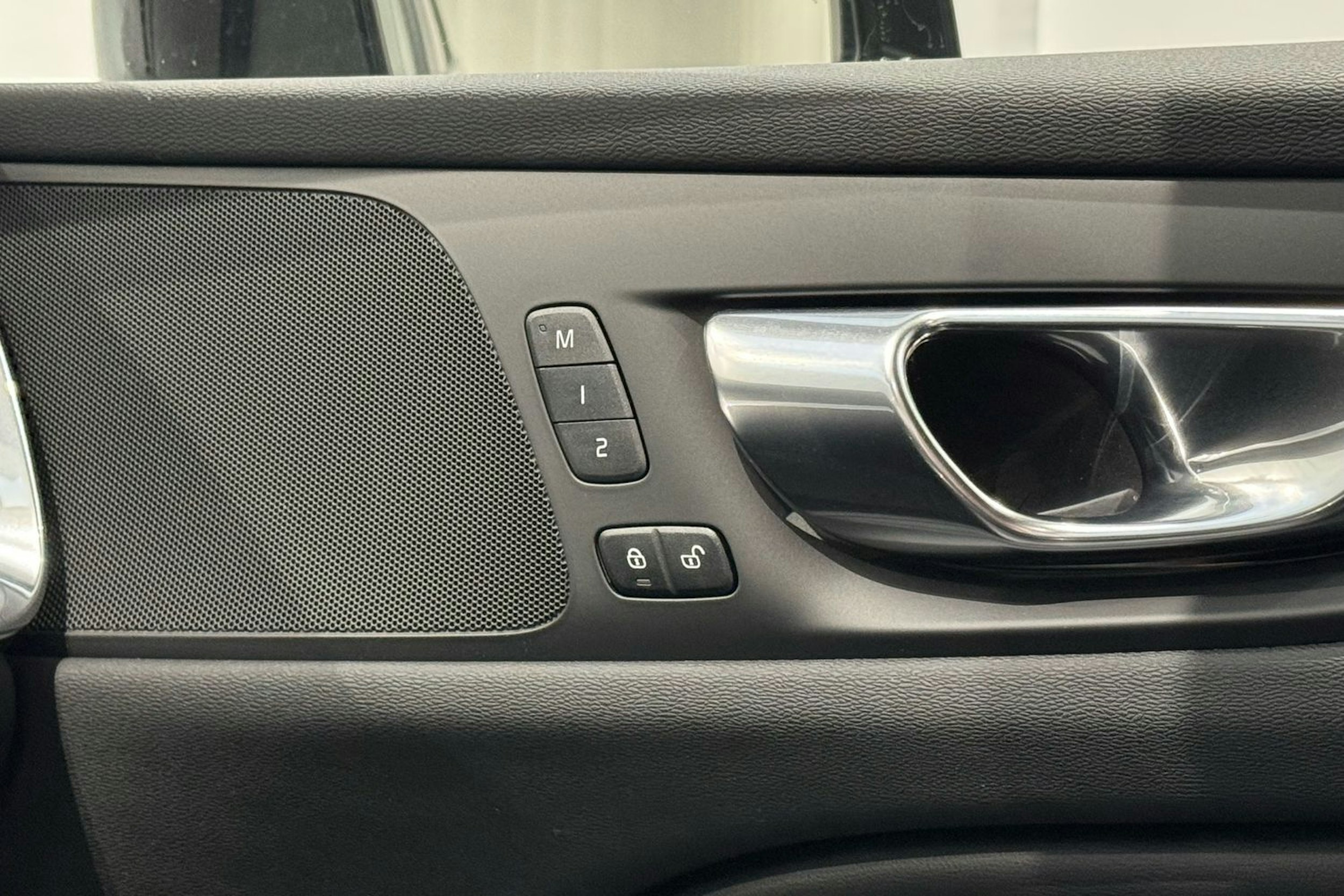 musta Volvo V60 2023 kuva 27.