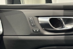 musta Volvo V60 2023 kuva 27.