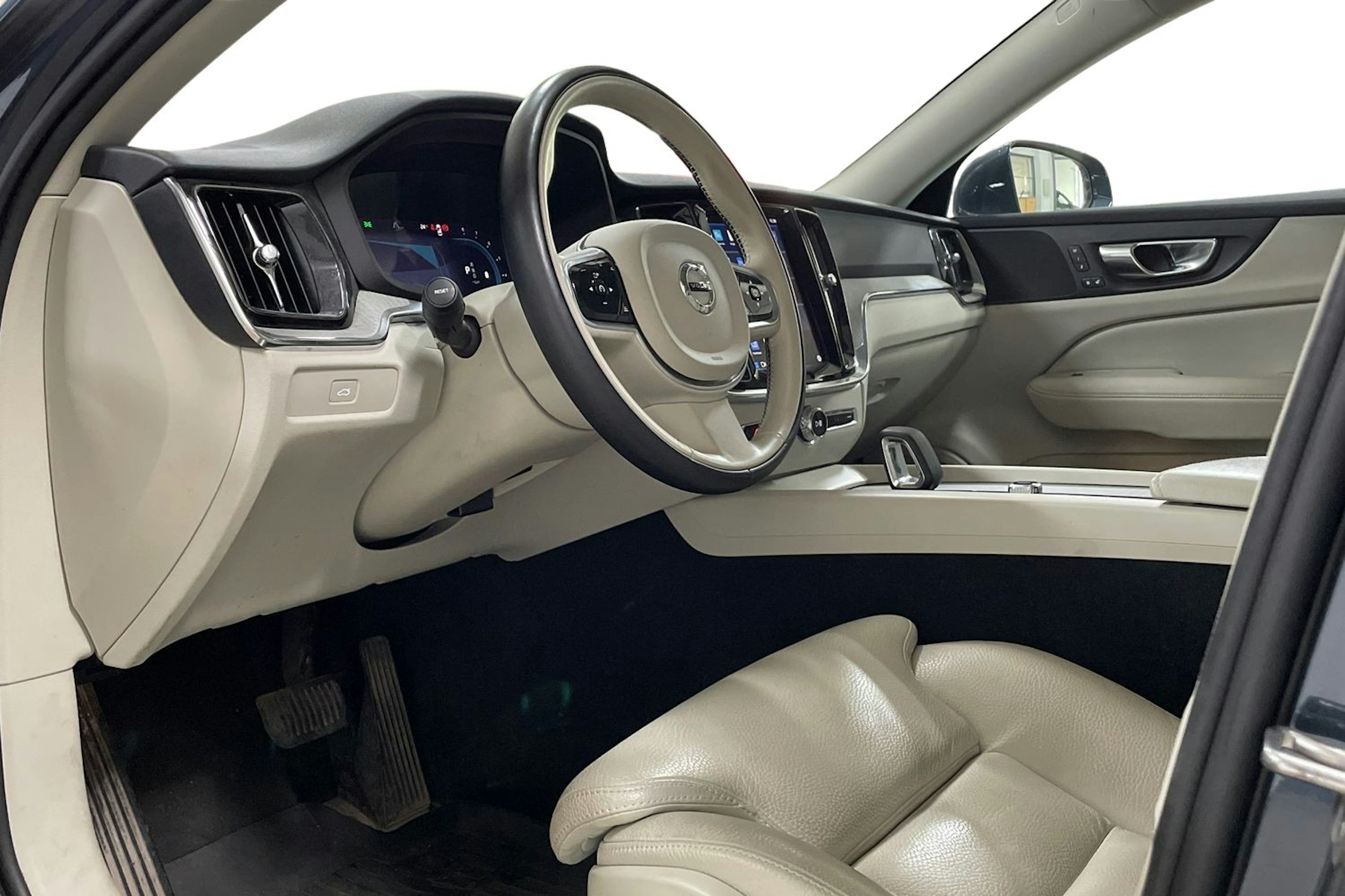 sininen Volvo V60 2023 kuva 7.