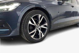 sininen Volvo V60 2023 kuva 11.
