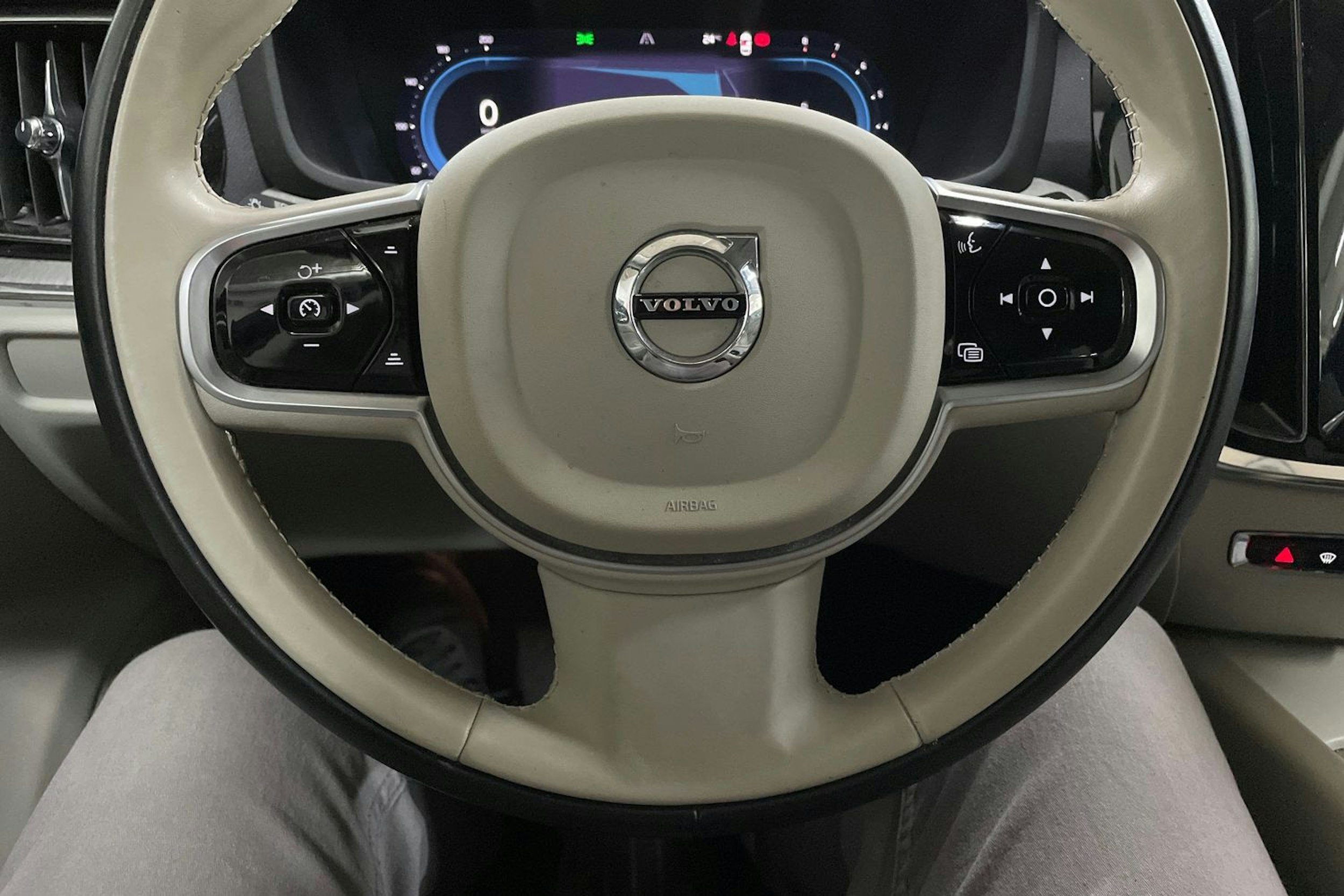 sininen Volvo V60 2023 kuva 15.