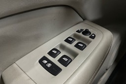 sininen Volvo V60 2023 kuva 17.