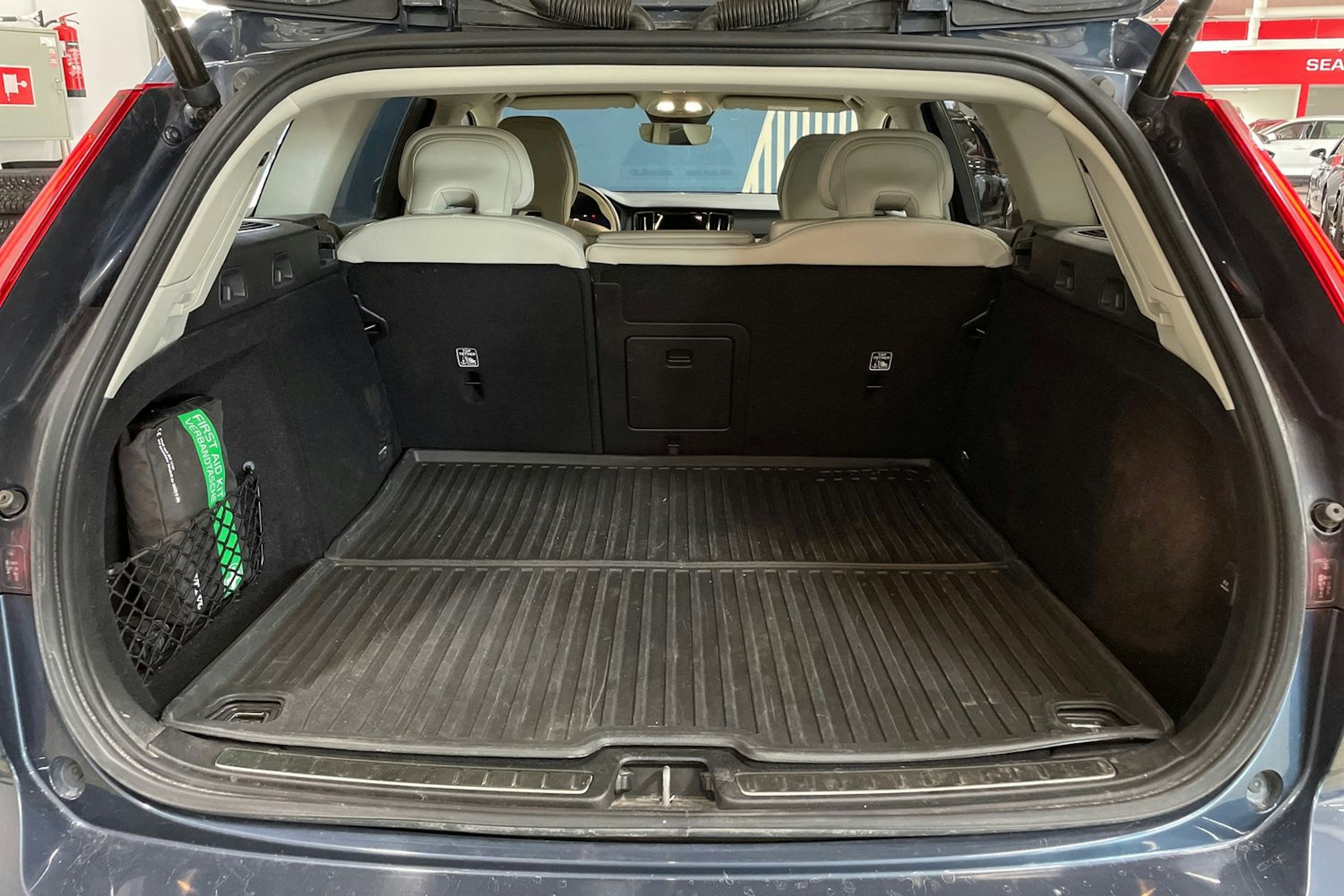 sininen Volvo V60 2023 kuva 27.