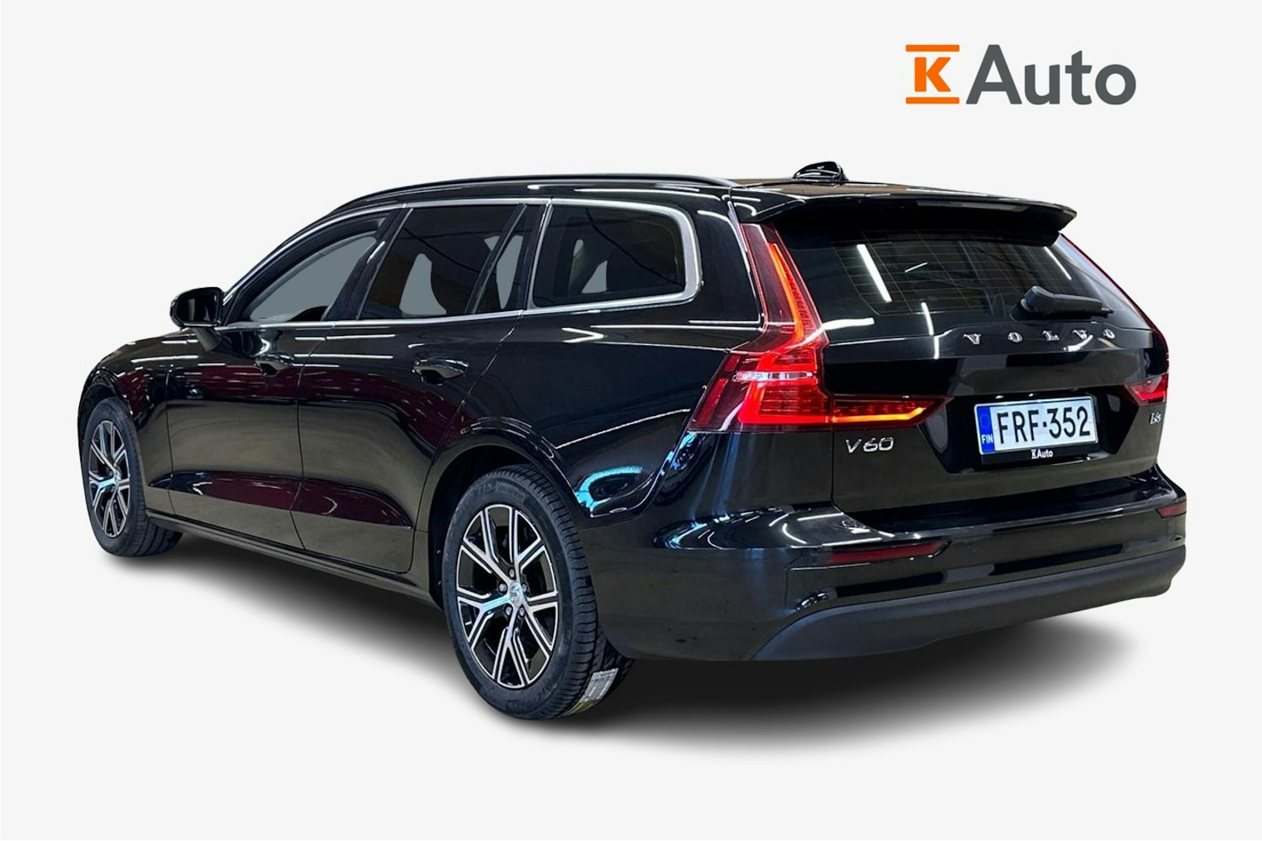 musta Volvo V60 2023 kuva 2.