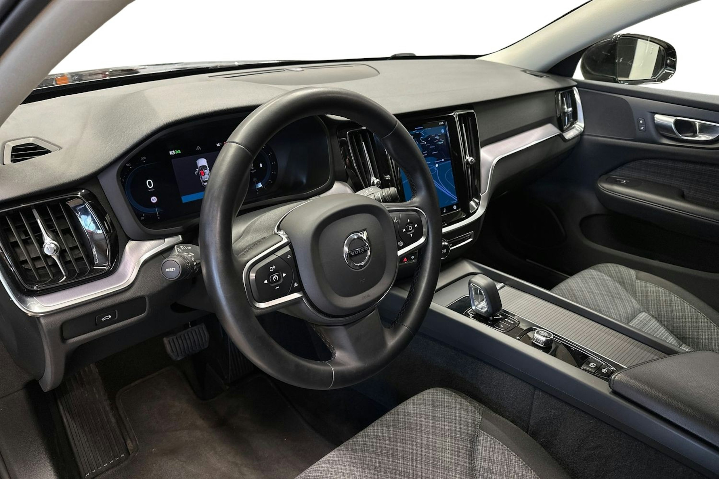 musta Volvo V60 2023 kuva 7.