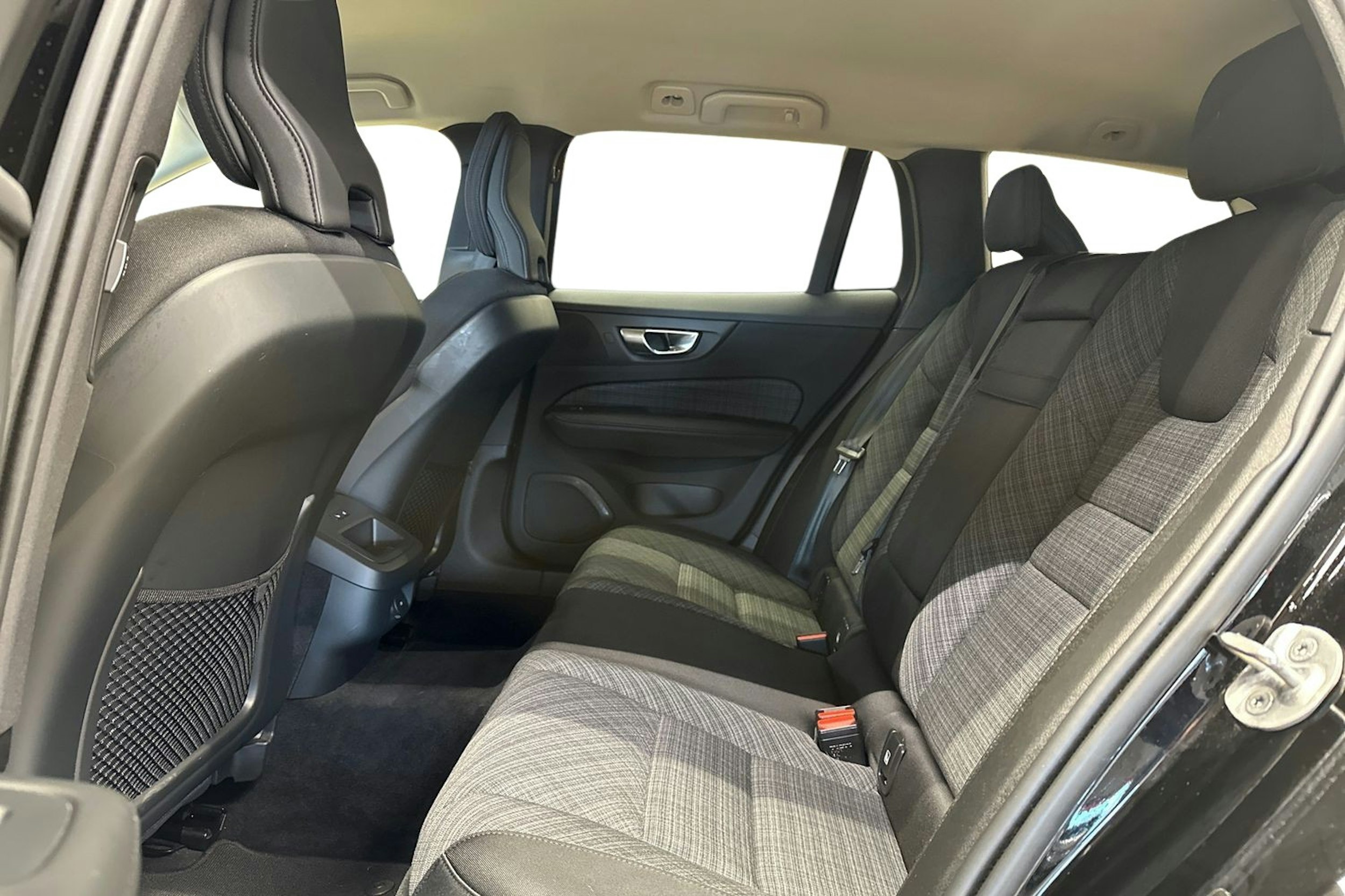 musta Volvo V60 2023 kuva 10.