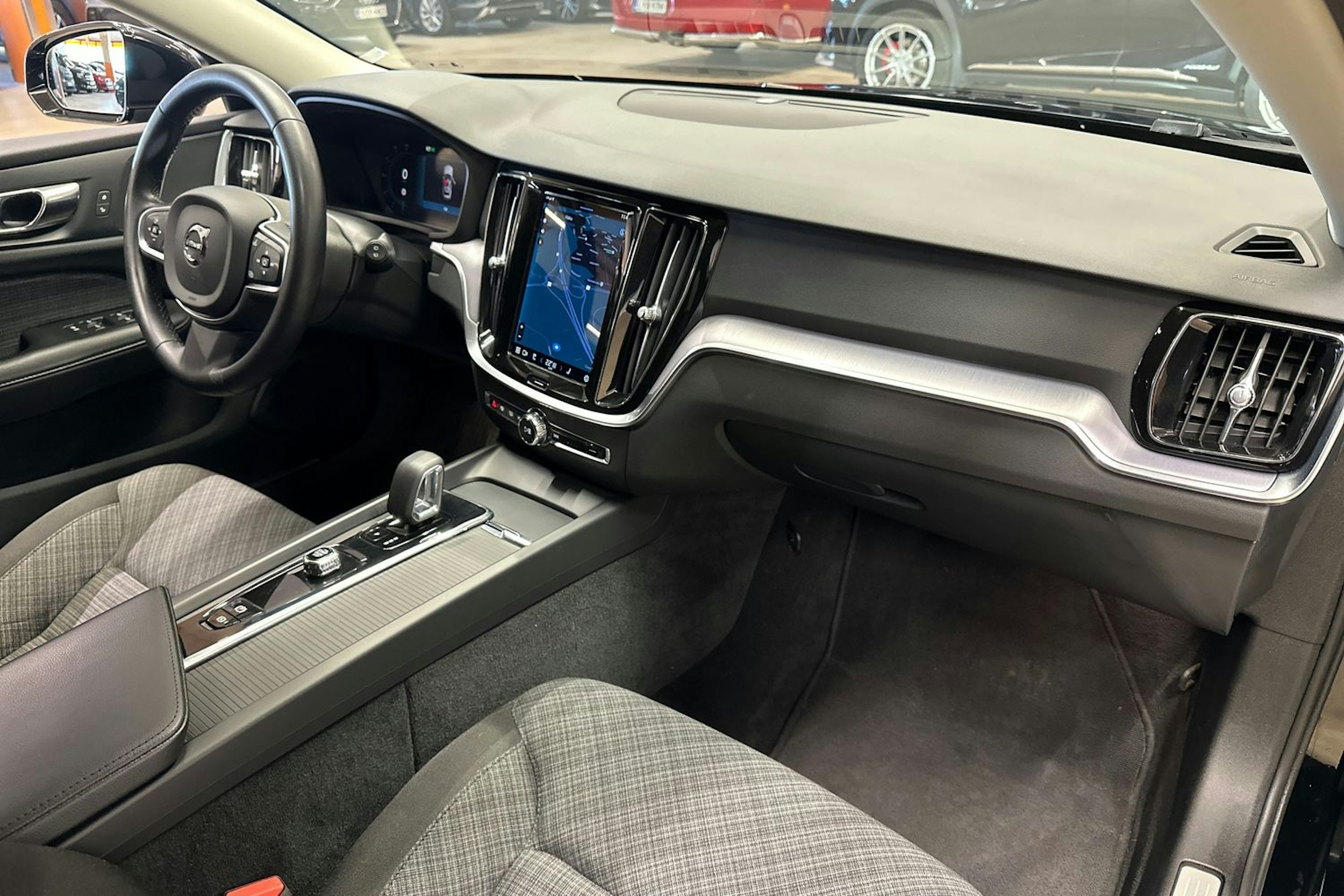 musta Volvo V60 2023 kuva 12.