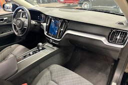 musta Volvo V60 2023 kuva 12.