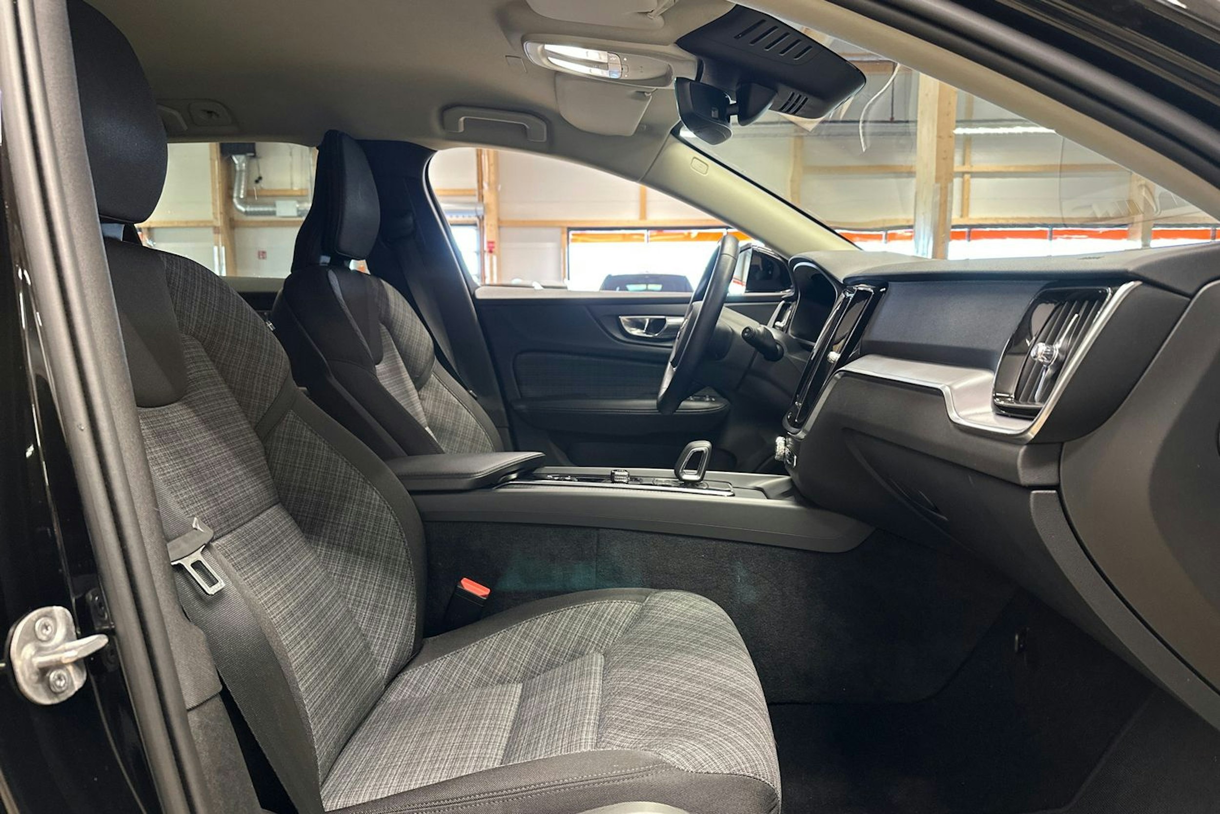 musta Volvo V60 2023 kuva 13.