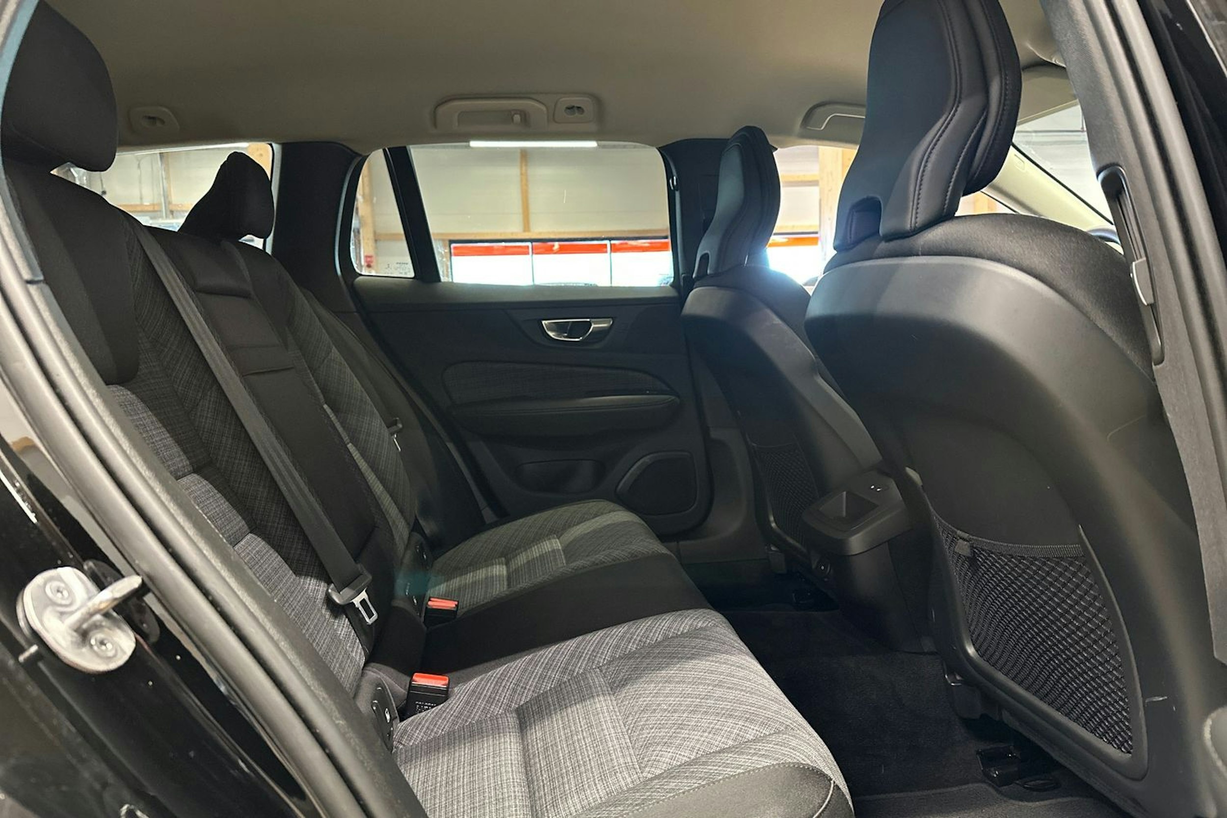 musta Volvo V60 2023 kuva 14.