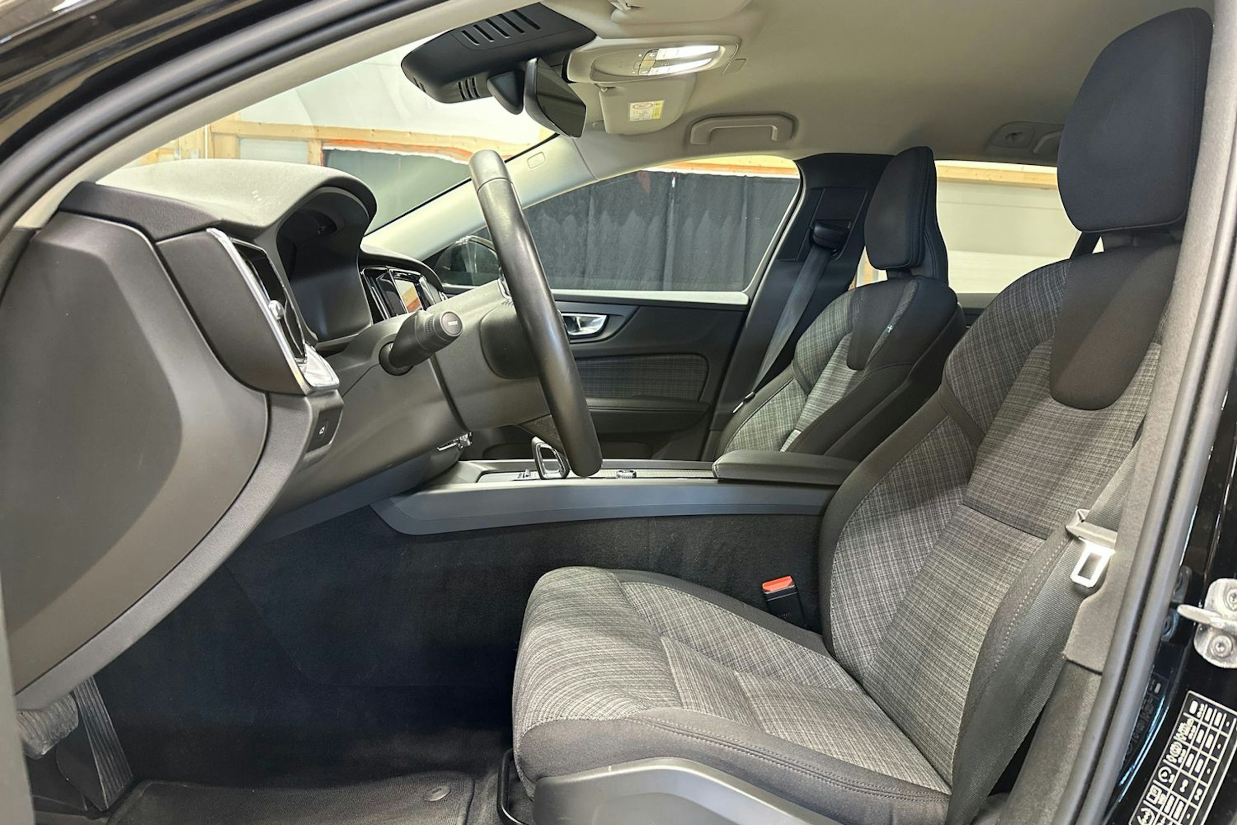 musta Volvo V60 2023 kuva 15.