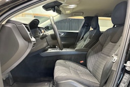 musta Volvo V60 2023 kuva 15.