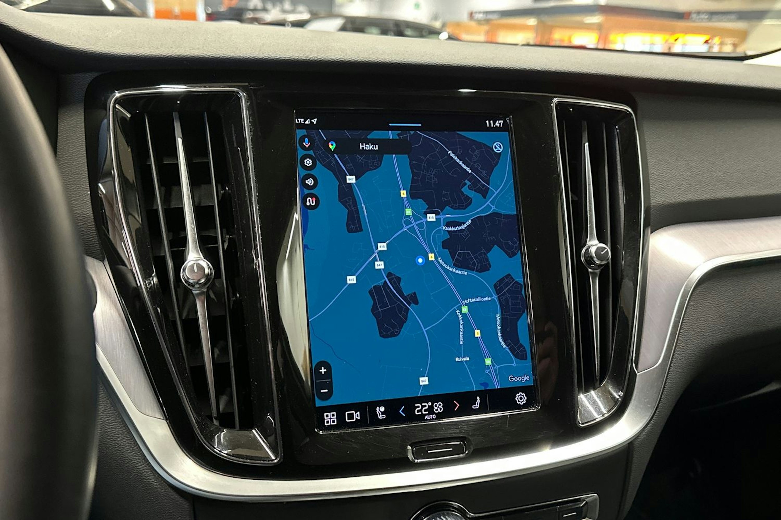 musta Volvo V60 2023 kuva 19.