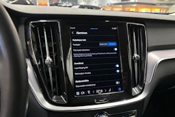 musta Volvo V60 2023 kuva 21.