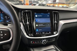 musta Volvo V60 2023 kuva 22.