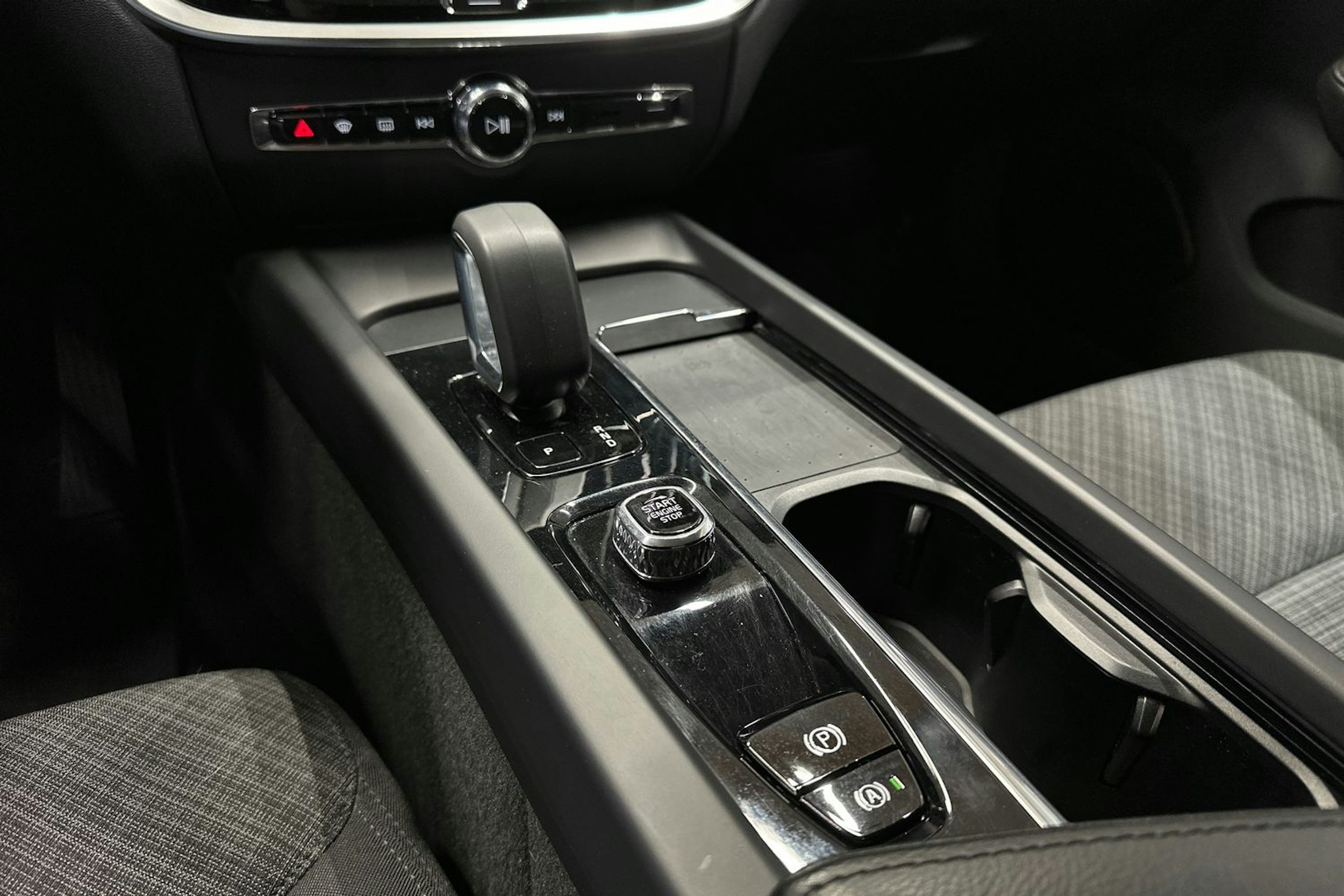 musta Volvo V60 2023 kuva 23.