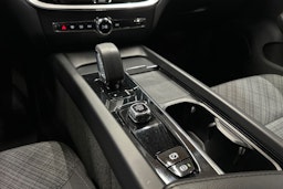 musta Volvo V60 2023 kuva 23.