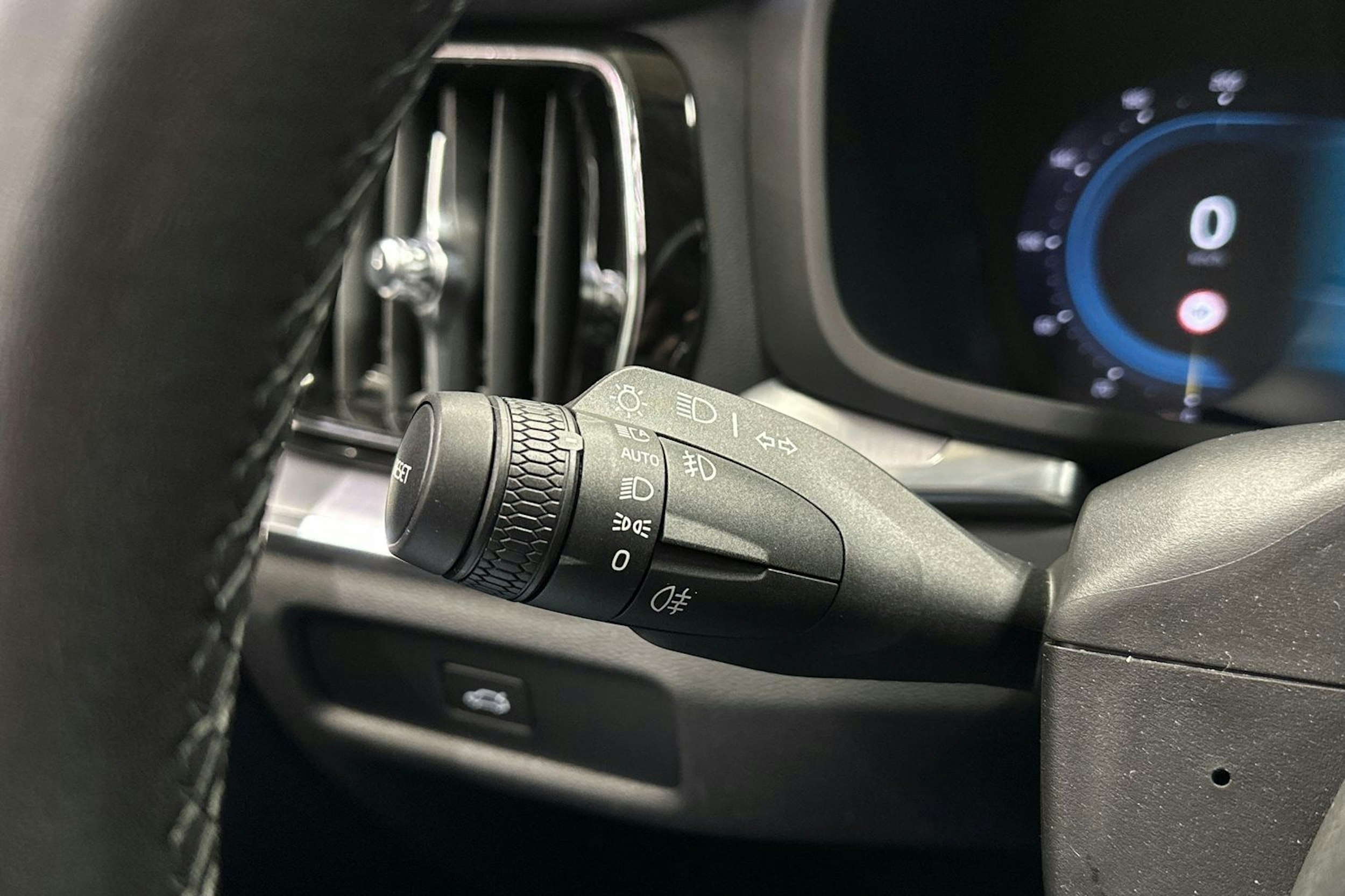 musta Volvo V60 2023 kuva 25.