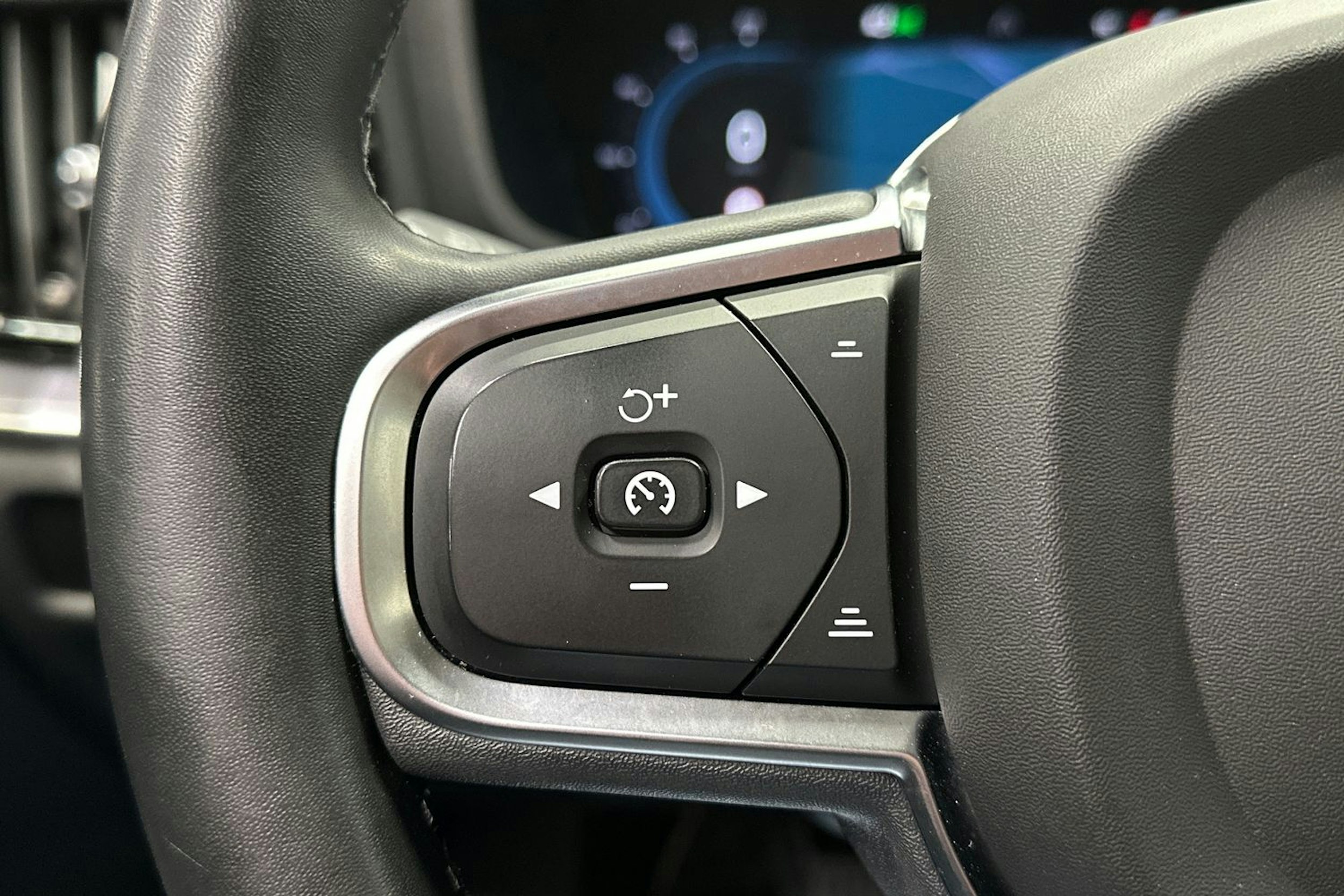 musta Volvo V60 2023 kuva 27.