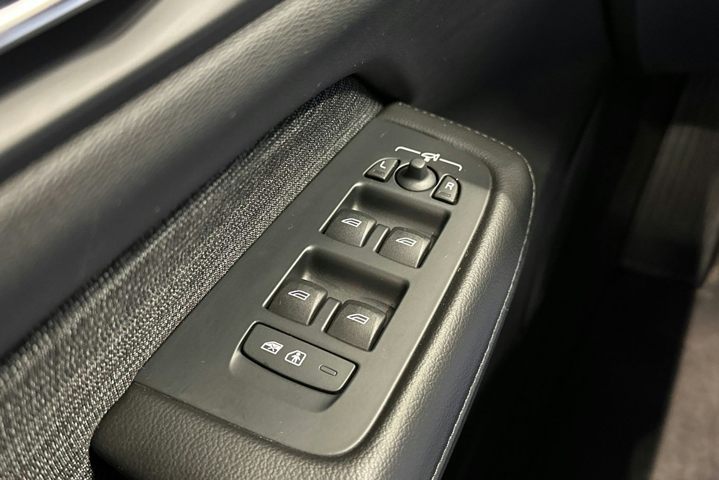 musta Volvo V60 2023 kuva 29.