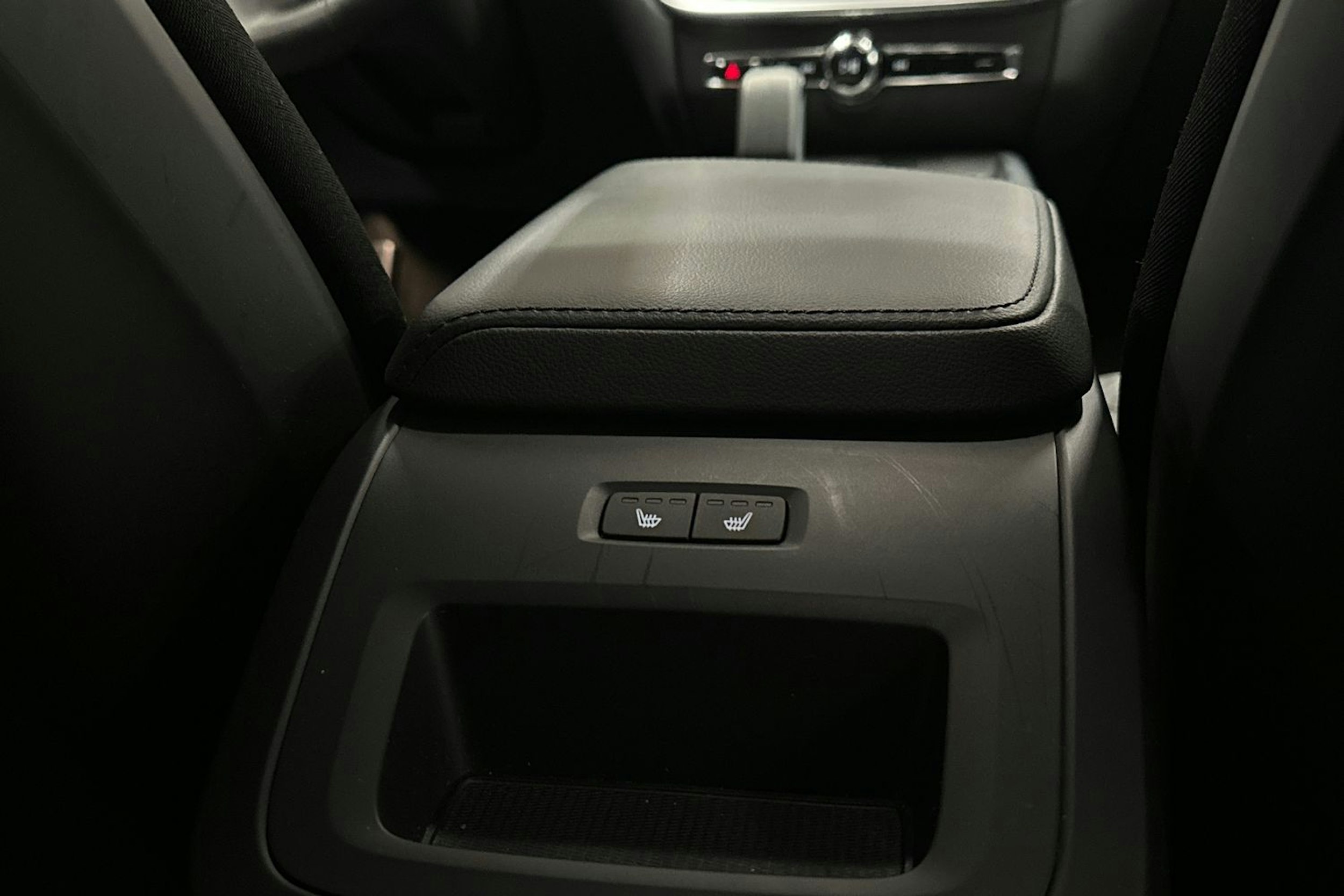 musta Volvo V60 2023 kuva 30.